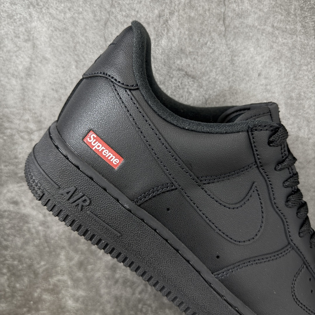 图片[7]-【GX2.0版本】Supreme x NK Air Force 1 Low \’07 空军一号低帮经典板鞋 联名黑色 CU9225-001 经典老鞋 完美复刻 不规则波浪大底咬花 全鞋电脑针车 工整有序 视觉效果满分 原厂拉帮手法 标准四线 密度针距针孔大小控制到位 原装反口里网布海绵 正确卡色网眼大小 新版鞋撑改用纸团代替 原厂港宝加持完美还原灵魂版型 原盒原配从里到外百分百还原 原厂全头层原厂皮料 原标原盒 内置Sole气垫 中底白色背胶 中底划线 已经无限的接近公司 原厂楦头 原厂刺绣 后跟弧度修正 独家私模最大开发到48.5 尺码：35.5 36 37.5 38 38.5 39 40 40.5 41 42 42.5 43 44 44.5 45 46 47.5 48.5-选品中心