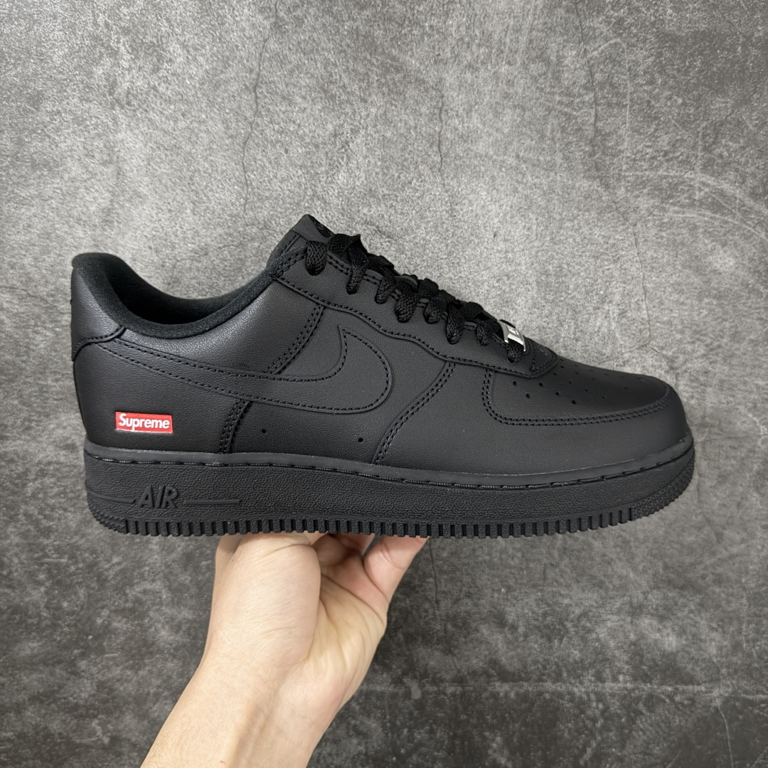 【GX2.0版本】Supreme x NK Air Force 1 Low \'07 空军一号低帮经典板鞋 联名黑色 CU9225-001 经典老鞋 完美复刻 不规则波浪大底咬花 全鞋电脑针车 工整有序 视觉效果满分 原厂拉帮手法 标准四线 密度针距针孔大小控制到位 原装反口里网布海绵 正确卡色网眼大小 新版鞋撑改用纸团代替 原厂港宝加持完美还原灵魂版型 原盒原配从里到外百分百还原 原厂全头层原厂皮料 原标原盒 内置Sole气垫 中底白色背胶 中底划线 已经无限的接近公司 原厂楦头 原厂刺绣 后跟弧度修正 独家私模最大开发到48.5 尺码：35.5 36 37.5 38 38.5 39 40 40.5 41 42 42.5 43 44 44.5 45 46 47.5 48.5-选品中心
