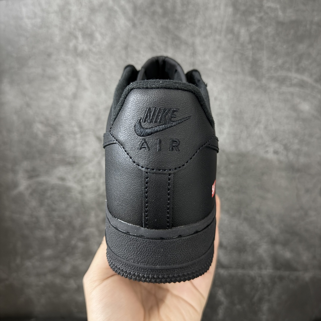 图片[4]-【GX2.0版本】Supreme x NK Air Force 1 Low \’07 空军一号低帮经典板鞋 联名黑色 CU9225-001 经典老鞋 完美复刻 不规则波浪大底咬花 全鞋电脑针车 工整有序 视觉效果满分 原厂拉帮手法 标准四线 密度针距针孔大小控制到位 原装反口里网布海绵 正确卡色网眼大小 新版鞋撑改用纸团代替 原厂港宝加持完美还原灵魂版型 原盒原配从里到外百分百还原 原厂全头层原厂皮料 原标原盒 内置Sole气垫 中底白色背胶 中底划线 已经无限的接近公司 原厂楦头 原厂刺绣 后跟弧度修正 独家私模最大开发到48.5 尺码：35.5 36 37.5 38 38.5 39 40 40.5 41 42 42.5 43 44 44.5 45 46 47.5 48.5-选品中心