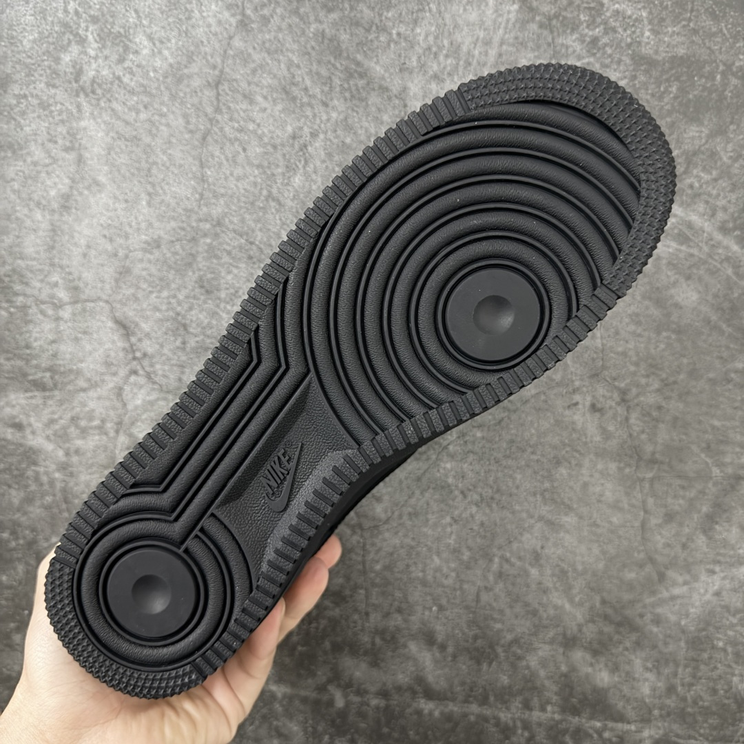 图片[9]-【GX2.0版本】Supreme x NK Air Force 1 Low \’07 空军一号低帮经典板鞋 联名黑色 CU9225-001 经典老鞋 完美复刻 不规则波浪大底咬花 全鞋电脑针车 工整有序 视觉效果满分 原厂拉帮手法 标准四线 密度针距针孔大小控制到位 原装反口里网布海绵 正确卡色网眼大小 新版鞋撑改用纸团代替 原厂港宝加持完美还原灵魂版型 原盒原配从里到外百分百还原 原厂全头层原厂皮料 原标原盒 内置Sole气垫 中底白色背胶 中底划线 已经无限的接近公司 原厂楦头 原厂刺绣 后跟弧度修正 独家私模最大开发到48.5 尺码：35.5 36 37.5 38 38.5 39 40 40.5 41 42 42.5 43 44 44.5 45 46 47.5 48.5-选品中心