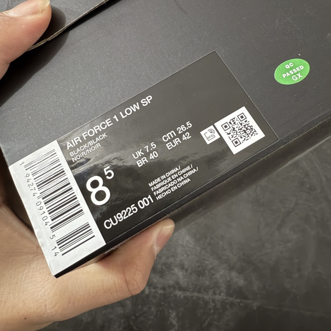图片[9]-【GX2.0版本】Supreme x NK Air Force 1 Low \’07 空军一号低帮经典板鞋 联名黑色 CU9225-001 经典老鞋 完美复刻 不规则波浪大底咬花 全鞋电脑针车 工整有序 视觉效果满分 原厂拉帮手法 标准四线 密度针距针孔大小控制到位 原装反口里网布海绵 正确卡色网眼大小 新版鞋撑改用纸团代替 原厂港宝加持完美还原灵魂版型 原盒原配从里到外百分百还原 原厂全头层原厂皮料 原标原盒 内置Sole气垫 中底白色背胶 中底划线 已经无限的接近公司 原厂楦头 原厂刺绣 后跟弧度修正 独家私模最大开发到48.5 尺码：35.5 36 37.5 38 38.5 39 40 40.5 41 42 42.5 43 44 44.5 45 46 47.5 48.5-选品中心
