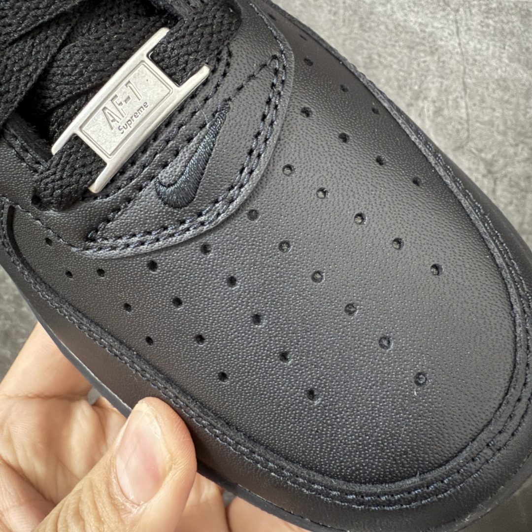 图片[5]-【GX2.0版本】Supreme x NK Air Force 1 Low \’07 空军一号低帮经典板鞋 联名黑色 CU9225-001 经典老鞋 完美复刻 不规则波浪大底咬花 全鞋电脑针车 工整有序 视觉效果满分 原厂拉帮手法 标准四线 密度针距针孔大小控制到位 原装反口里网布海绵 正确卡色网眼大小 新版鞋撑改用纸团代替 原厂港宝加持完美还原灵魂版型 原盒原配从里到外百分百还原 原厂全头层原厂皮料 原标原盒 内置Sole气垫 中底白色背胶 中底划线 已经无限的接近公司 原厂楦头 原厂刺绣 后跟弧度修正 独家私模最大开发到48.5 尺码：35.5 36 37.5 38 38.5 39 40 40.5 41 42 42.5 43 44 44.5 45 46 47.5 48.5-选品中心