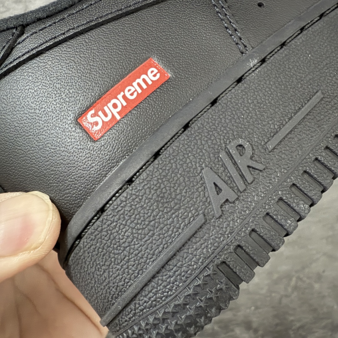 图片[3]-【GX2.0版本】Supreme x NK Air Force 1 Low \’07 空军一号低帮经典板鞋 联名黑色 CU9225-001 经典老鞋 完美复刻 不规则波浪大底咬花 全鞋电脑针车 工整有序 视觉效果满分 原厂拉帮手法 标准四线 密度针距针孔大小控制到位 原装反口里网布海绵 正确卡色网眼大小 新版鞋撑改用纸团代替 原厂港宝加持完美还原灵魂版型 原盒原配从里到外百分百还原 原厂全头层原厂皮料 原标原盒 内置Sole气垫 中底白色背胶 中底划线 已经无限的接近公司 原厂楦头 原厂刺绣 后跟弧度修正 独家私模最大开发到48.5 尺码：35.5 36 37.5 38 38.5 39 40 40.5 41 42 42.5 43 44 44.5 45 46 47.5 48.5-选品中心