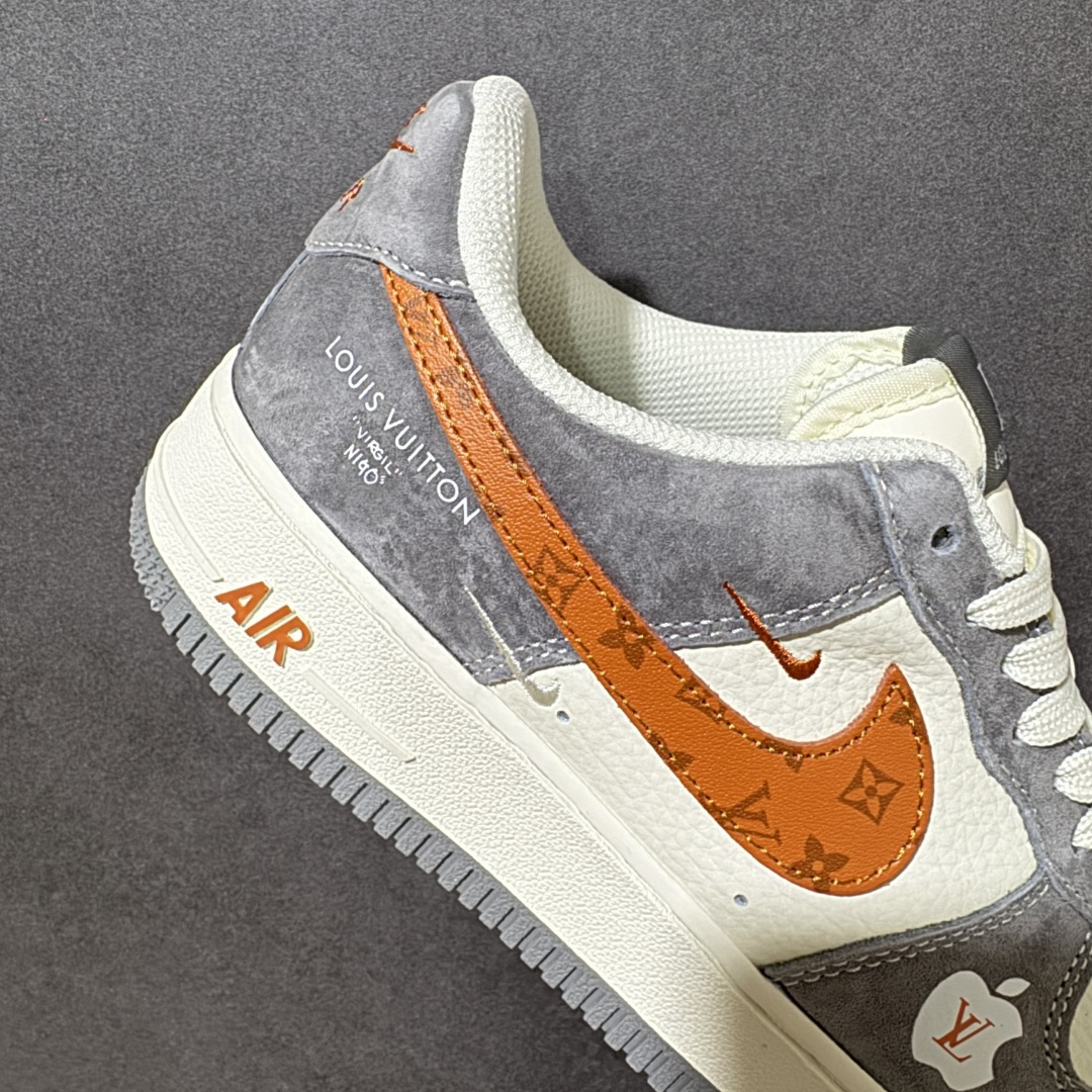 图片[8]-【定制版】经典Air Force 1 LV联名\”灰橙私藏\” 雾面灰与橙棕老花的碰撞，小众不撞款，是只属于你的奢潮私藏。灰麂皮吞噬光线，米白荔枝皮是唯一的留白，橙棕老花Swoosh像暗夜里的星火，克制又锋利。苹果Logo烙印LV图腾，金属吊牌泛着冷冽光泽，双勾刺绣、后跟刻字，所有情绪都藏在沉默的细节里! 货号：DC9486-109 尺码：36-45半-选品中心