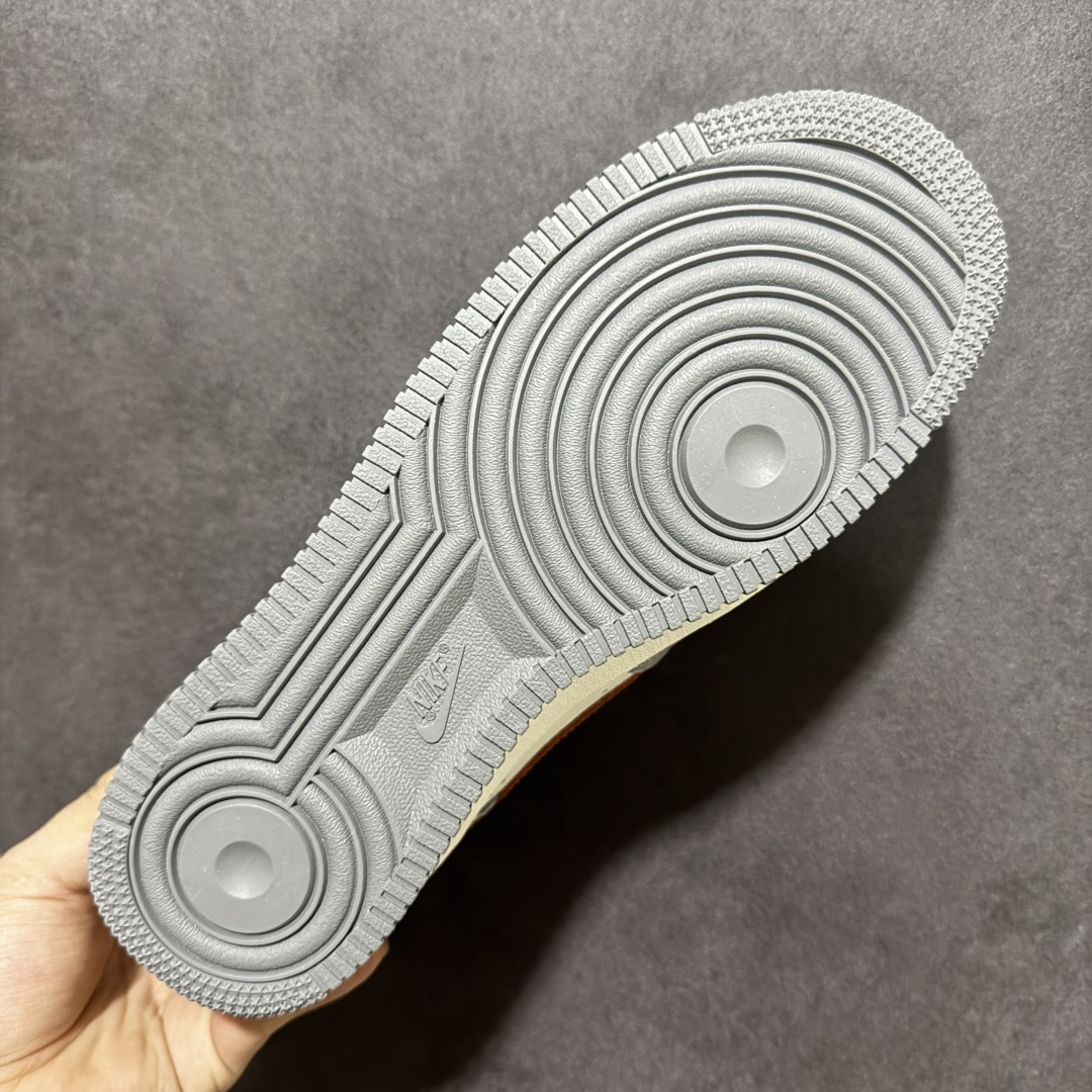 图片[9]-【定制版】经典Air Force 1 LV联名\”灰橙私藏\” 雾面灰与橙棕老花的碰撞，小众不撞款，是只属于你的奢潮私藏。灰麂皮吞噬光线，米白荔枝皮是唯一的留白，橙棕老花Swoosh像暗夜里的星火，克制又锋利。苹果Logo烙印LV图腾，金属吊牌泛着冷冽光泽，双勾刺绣、后跟刻字，所有情绪都藏在沉默的细节里! 货号：DC9486-109 尺码：36-45半-选品中心