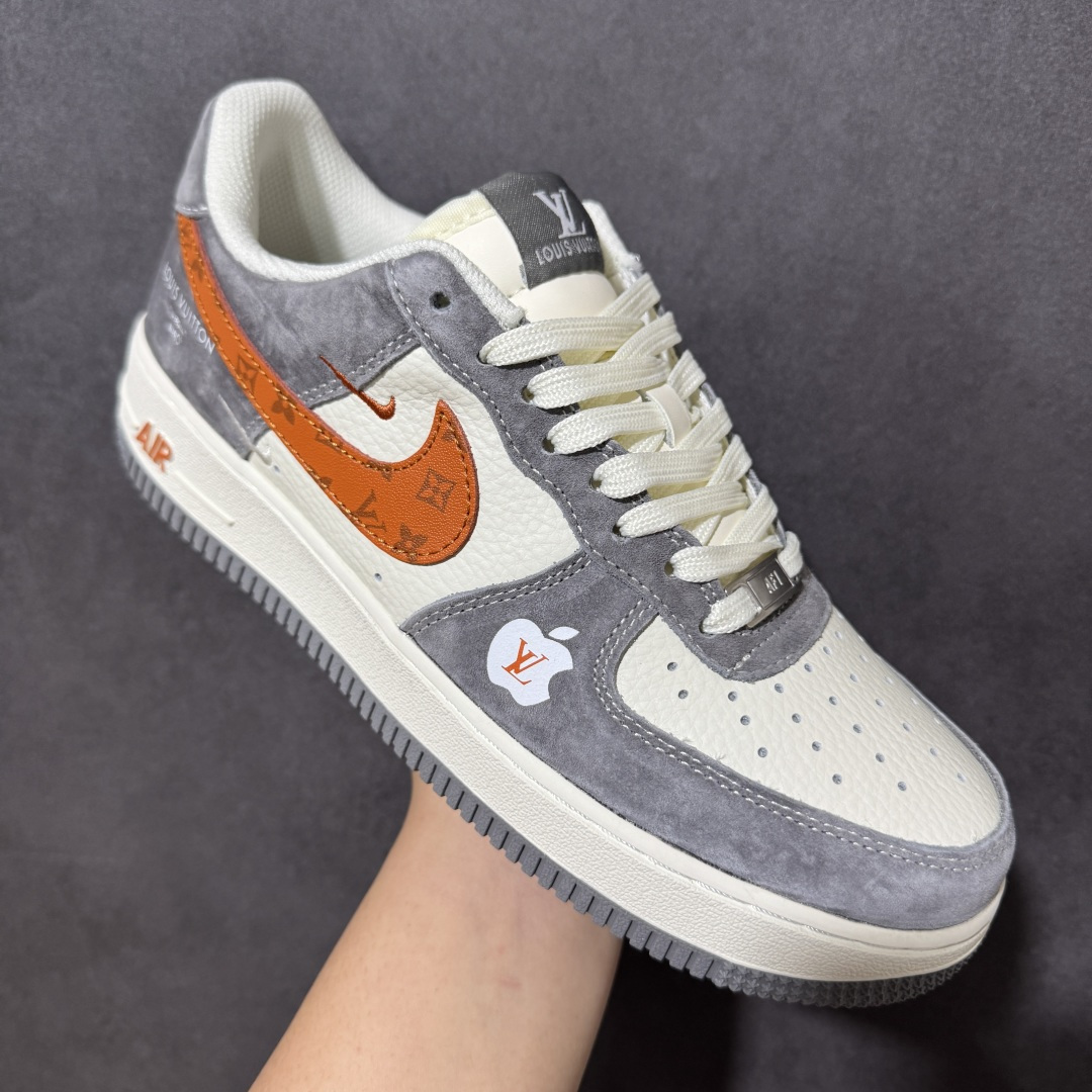 图片[3]-【定制版】经典Air Force 1 LV联名\”灰橙私藏\” 雾面灰与橙棕老花的碰撞，小众不撞款，是只属于你的奢潮私藏。灰麂皮吞噬光线，米白荔枝皮是唯一的留白，橙棕老花Swoosh像暗夜里的星火，克制又锋利。苹果Logo烙印LV图腾，金属吊牌泛着冷冽光泽，双勾刺绣、后跟刻字，所有情绪都藏在沉默的细节里! 货号：DC9486-109 尺码：36-45半-选品中心