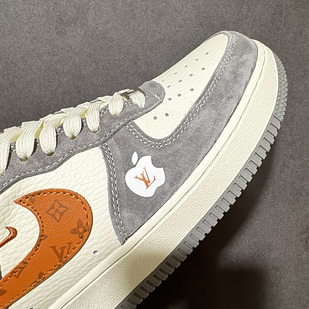 图片[7]-【定制版】经典Air Force 1 LV联名\”灰橙私藏\” 雾面灰与橙棕老花的碰撞，小众不撞款，是只属于你的奢潮私藏。灰麂皮吞噬光线，米白荔枝皮是唯一的留白，橙棕老花Swoosh像暗夜里的星火，克制又锋利。苹果Logo烙印LV图腾，金属吊牌泛着冷冽光泽，双勾刺绣、后跟刻字，所有情绪都藏在沉默的细节里! 货号：DC9486-109 尺码：36-45半-选品中心