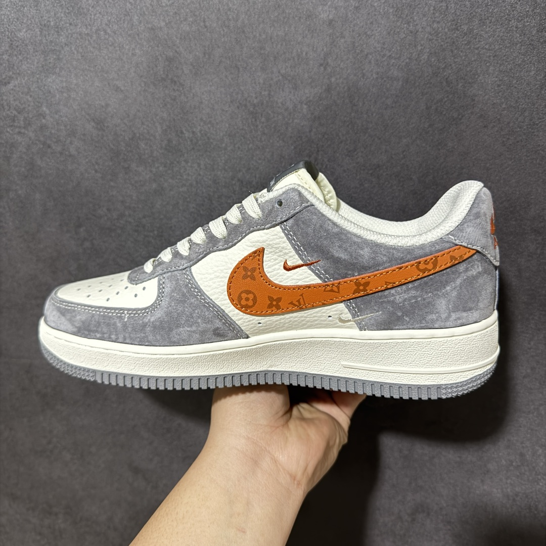 图片[2]-【定制版】经典Air Force 1 LV联名\”灰橙私藏\” 雾面灰与橙棕老花的碰撞，小众不撞款，是只属于你的奢潮私藏。灰麂皮吞噬光线，米白荔枝皮是唯一的留白，橙棕老花Swoosh像暗夜里的星火，克制又锋利。苹果Logo烙印LV图腾，金属吊牌泛着冷冽光泽，双勾刺绣、后跟刻字，所有情绪都藏在沉默的细节里! 货号：DC9486-109 尺码：36-45半-选品中心