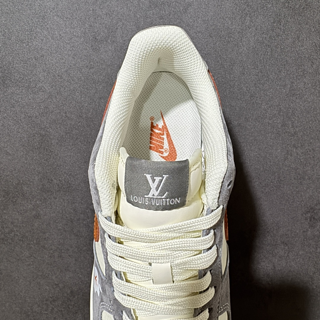 图片[6]-【定制版】经典Air Force 1 LV联名\”灰橙私藏\” 雾面灰与橙棕老花的碰撞，小众不撞款，是只属于你的奢潮私藏。灰麂皮吞噬光线，米白荔枝皮是唯一的留白，橙棕老花Swoosh像暗夜里的星火，克制又锋利。苹果Logo烙印LV图腾，金属吊牌泛着冷冽光泽，双勾刺绣、后跟刻字，所有情绪都藏在沉默的细节里! 货号：DC9486-109 尺码：36-45半-选品中心