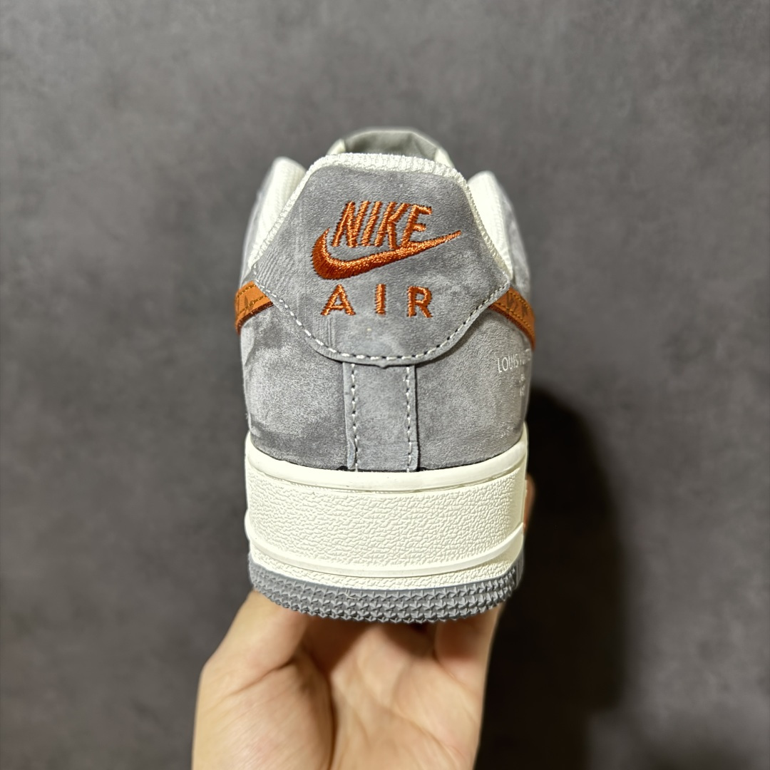 图片[4]-【定制版】经典Air Force 1 LV联名\”灰橙私藏\” 雾面灰与橙棕老花的碰撞，小众不撞款，是只属于你的奢潮私藏。灰麂皮吞噬光线，米白荔枝皮是唯一的留白，橙棕老花Swoosh像暗夜里的星火，克制又锋利。苹果Logo烙印LV图腾，金属吊牌泛着冷冽光泽，双勾刺绣、后跟刻字，所有情绪都藏在沉默的细节里! 货号：DC9486-109 尺码：36-45半-选品中心