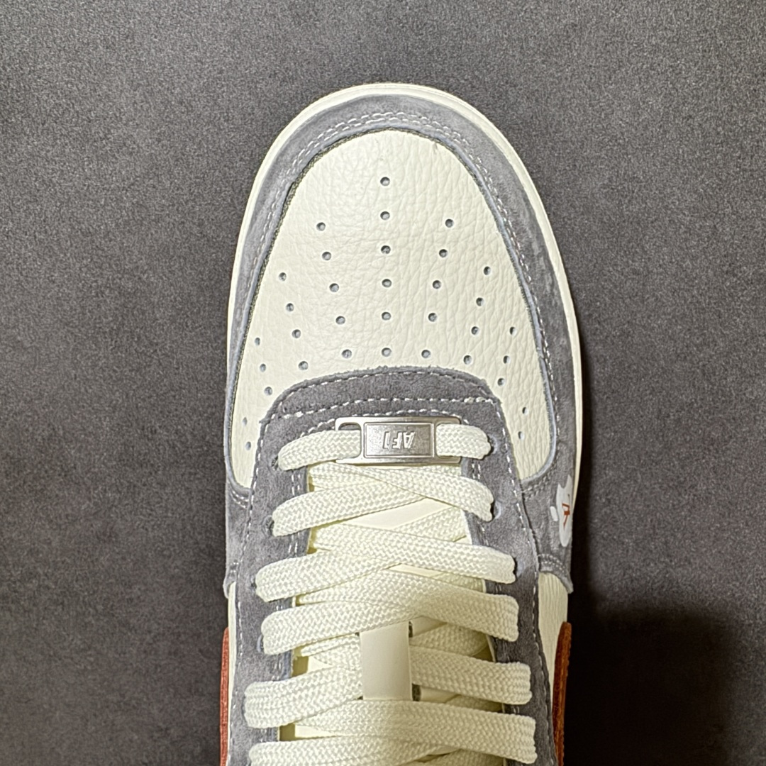 图片[5]-【定制版】经典Air Force 1 LV联名\”灰橙私藏\” 雾面灰与橙棕老花的碰撞，小众不撞款，是只属于你的奢潮私藏。灰麂皮吞噬光线，米白荔枝皮是唯一的留白，橙棕老花Swoosh像暗夜里的星火，克制又锋利。苹果Logo烙印LV图腾，金属吊牌泛着冷冽光泽，双勾刺绣、后跟刻字，所有情绪都藏在沉默的细节里! 货号：DC9486-109 尺码：36-45半-选品中心