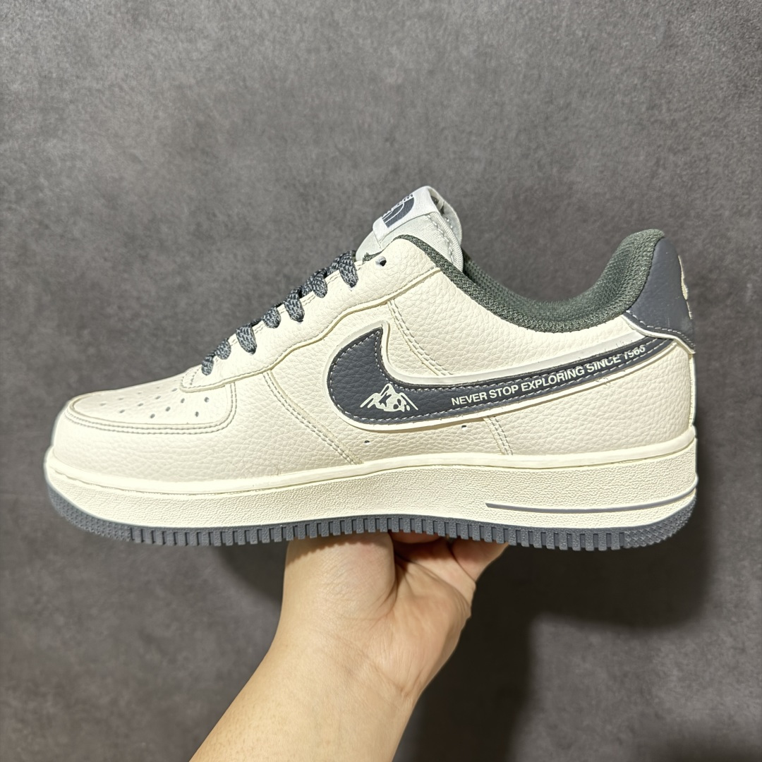 图片[2]-【定制版】北面联名 空军经典AIR FORCE 1 经典米白配色碰撞北面户外元素，奶白鞋身搭配深灰细节，复古质感拉满。鞋侧印刻「THE NORTH FACE」标识与「NEVER STOP EXPLORING SINCE 1966」标语，传递探索精神；后跟小勾与「JUST DO IT.」细节点缀，兼顾潮流与品牌基因。全掌Air气垫加持，脚感软弹舒适，耐磨橡胶外底适配日常通勤与户外出行，百搭造型轻松驾驭各种穿搭风格，是街头潮人与户外爱好者的必入款。 货号：DD1982-344 尺码：36 36.5 37.5 38 38.5 39 40 40.5 41 42 42.5 43 44 44.5 45-选品中心