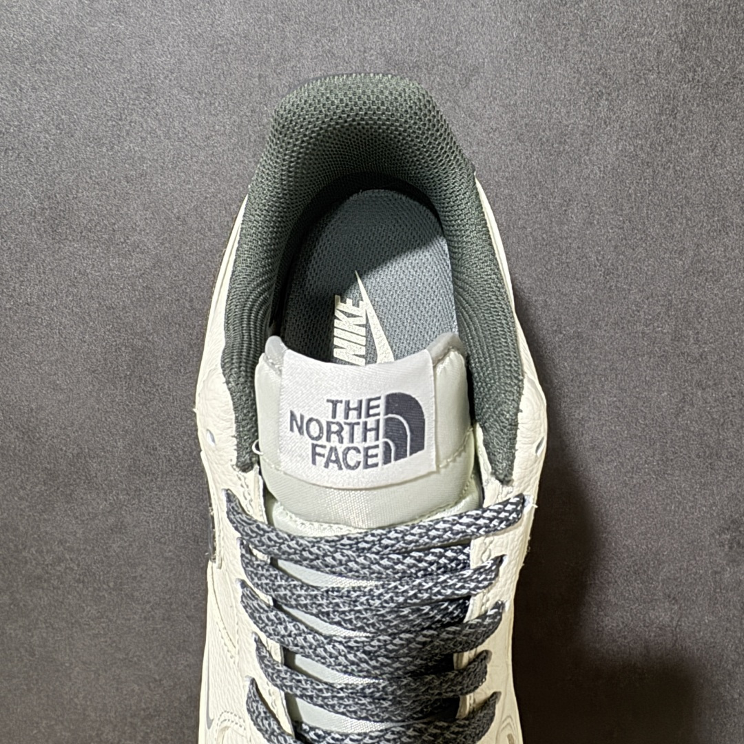 图片[6]-【定制版】北面联名 空军经典AIR FORCE 1 经典米白配色碰撞北面户外元素，奶白鞋身搭配深灰细节，复古质感拉满。鞋侧印刻「THE NORTH FACE」标识与「NEVER STOP EXPLORING SINCE 1966」标语，传递探索精神；后跟小勾与「JUST DO IT.」细节点缀，兼顾潮流与品牌基因。全掌Air气垫加持，脚感软弹舒适，耐磨橡胶外底适配日常通勤与户外出行，百搭造型轻松驾驭各种穿搭风格，是街头潮人与户外爱好者的必入款。 货号：DD1982-344 尺码：36 36.5 37.5 38 38.5 39 40 40.5 41 42 42.5 43 44 44.5 45-选品中心