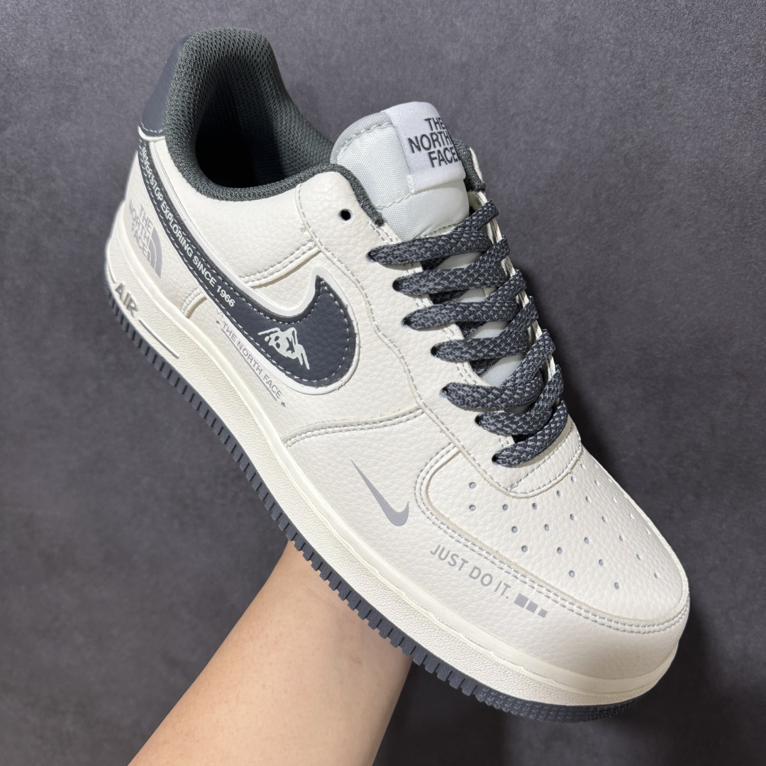 图片[3]-【定制版】北面联名 空军经典AIR FORCE 1 经典米白配色碰撞北面户外元素，奶白鞋身搭配深灰细节，复古质感拉满。鞋侧印刻「THE NORTH FACE」标识与「NEVER STOP EXPLORING SINCE 1966」标语，传递探索精神；后跟小勾与「JUST DO IT.」细节点缀，兼顾潮流与品牌基因。全掌Air气垫加持，脚感软弹舒适，耐磨橡胶外底适配日常通勤与户外出行，百搭造型轻松驾驭各种穿搭风格，是街头潮人与户外爱好者的必入款。 货号：DD1982-344 尺码：36 36.5 37.5 38 38.5 39 40 40.5 41 42 42.5 43 44 44.5 45-选品中心