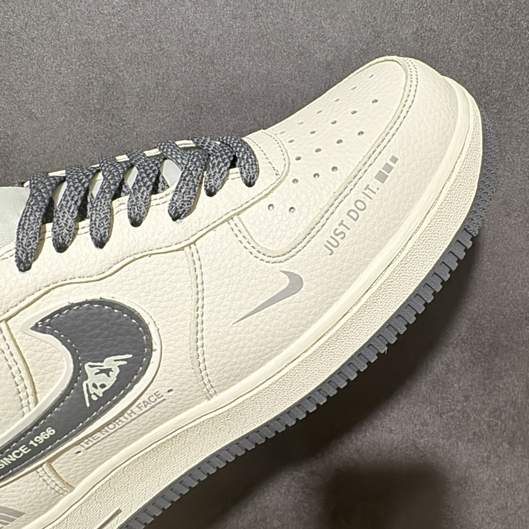 图片[7]-【定制版】北面联名 空军经典AIR FORCE 1 经典米白配色碰撞北面户外元素，奶白鞋身搭配深灰细节，复古质感拉满。鞋侧印刻「THE NORTH FACE」标识与「NEVER STOP EXPLORING SINCE 1966」标语，传递探索精神；后跟小勾与「JUST DO IT.」细节点缀，兼顾潮流与品牌基因。全掌Air气垫加持，脚感软弹舒适，耐磨橡胶外底适配日常通勤与户外出行，百搭造型轻松驾驭各种穿搭风格，是街头潮人与户外爱好者的必入款。 货号：DD1982-344 尺码：36 36.5 37.5 38 38.5 39 40 40.5 41 42 42.5 43 44 44.5 45-选品中心