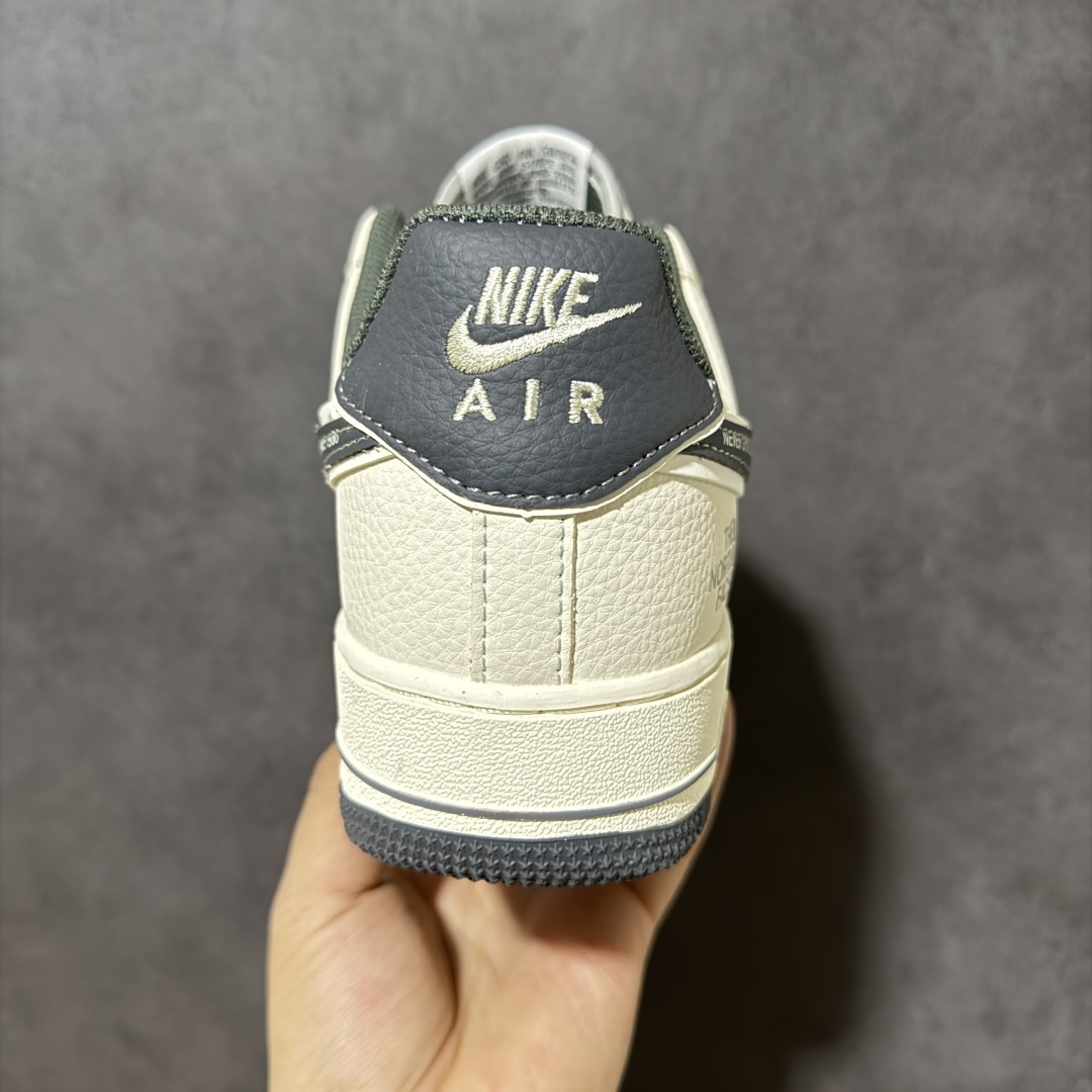 图片[4]-【定制版】北面联名 空军经典AIR FORCE 1 经典米白配色碰撞北面户外元素，奶白鞋身搭配深灰细节，复古质感拉满。鞋侧印刻「THE NORTH FACE」标识与「NEVER STOP EXPLORING SINCE 1966」标语，传递探索精神；后跟小勾与「JUST DO IT.」细节点缀，兼顾潮流与品牌基因。全掌Air气垫加持，脚感软弹舒适，耐磨橡胶外底适配日常通勤与户外出行，百搭造型轻松驾驭各种穿搭风格，是街头潮人与户外爱好者的必入款。 货号：DD1982-344 尺码：36 36.5 37.5 38 38.5 39 40 40.5 41 42 42.5 43 44 44.5 45-选品中心