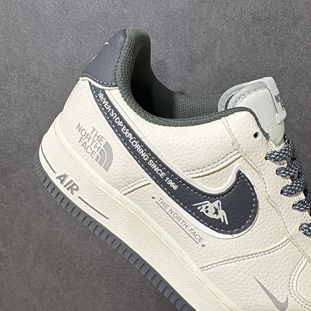 图片[8]-【定制版】北面联名 空军经典AIR FORCE 1 经典米白配色碰撞北面户外元素，奶白鞋身搭配深灰细节，复古质感拉满。鞋侧印刻「THE NORTH FACE」标识与「NEVER STOP EXPLORING SINCE 1966」标语，传递探索精神；后跟小勾与「JUST DO IT.」细节点缀，兼顾潮流与品牌基因。全掌Air气垫加持，脚感软弹舒适，耐磨橡胶外底适配日常通勤与户外出行，百搭造型轻松驾驭各种穿搭风格，是街头潮人与户外爱好者的必入款。 货号：DD1982-344 尺码：36 36.5 37.5 38 38.5 39 40 40.5 41 42 42.5 43 44 44.5 45-选品中心