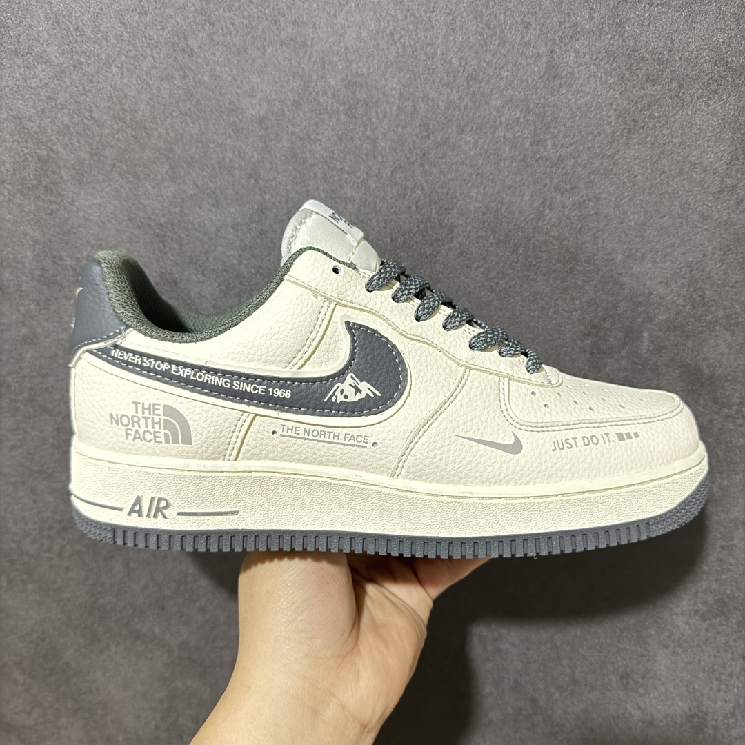 【定制版】北面联名 空军经典AIR FORCE 1 经典米白配色碰撞北面户外元素，奶白鞋身搭配深灰细节，复古质感拉满。鞋侧印刻「THE NORTH FACE」标识与「NEVER STOP EXPLORING SINCE 1966」标语，传递探索精神；后跟小勾与「JUST DO IT.」细节点缀，兼顾潮流与品牌基因。全掌Air气垫加持，脚感软弹舒适，耐磨橡胶外底适配日常通勤与户外出行，百搭造型轻松驾驭各种穿搭风格，是街头潮人与户外爱好者的必入款。 货号：DD1982-344 尺码：36 36.5 37.5 38 38.5 39 40 40.5 41 42 42.5 43 44 44.5 45-选品中心