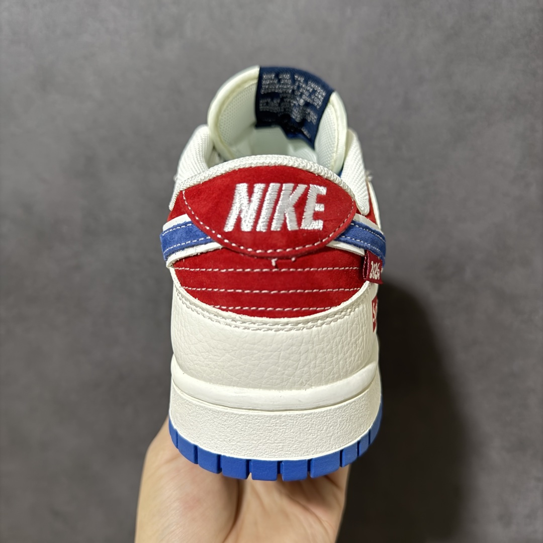 图片[4]-【定制版】Nike Dunk × Supreme 2026限定款 白蓝红撞色直击复古潮流魂，后跟Supreme标识+祥云刺绣，把东方韵味和街头态度焊在鞋上！ 2026专属年份标，脚感软弹，日常出街/球场耍帅都能打，上脚就是行走的潮流范本 货号： XZ5899-117 尺码： 36 36.5 37.5 38 38.5 39 40 40.5 41 42 42.5 43 44 44.5 45-选品中心