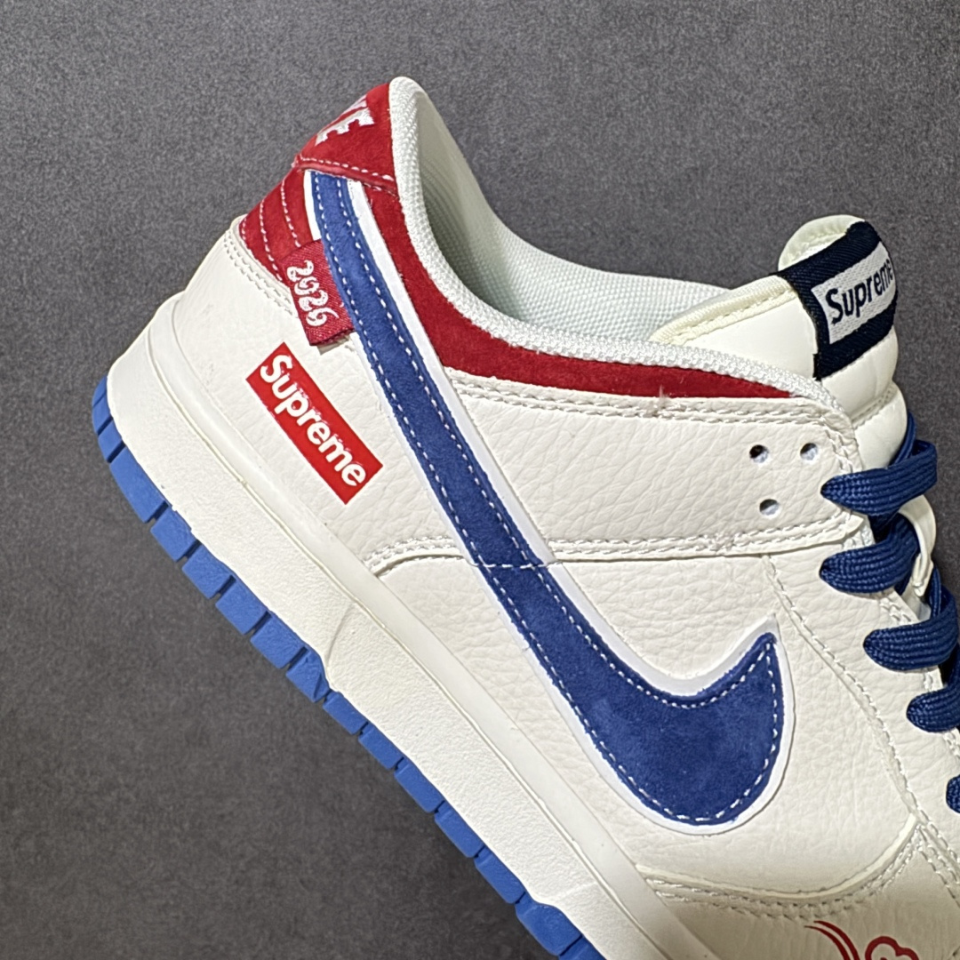 图片[8]-【定制版】Nike Dunk × Supreme 2026限定款 白蓝红撞色直击复古潮流魂，后跟Supreme标识+祥云刺绣，把东方韵味和街头态度焊在鞋上！ 2026专属年份标，脚感软弹，日常出街/球场耍帅都能打，上脚就是行走的潮流范本 货号： XZ5899-117 尺码： 36 36.5 37.5 38 38.5 39 40 40.5 41 42 42.5 43 44 44.5 45-选品中心