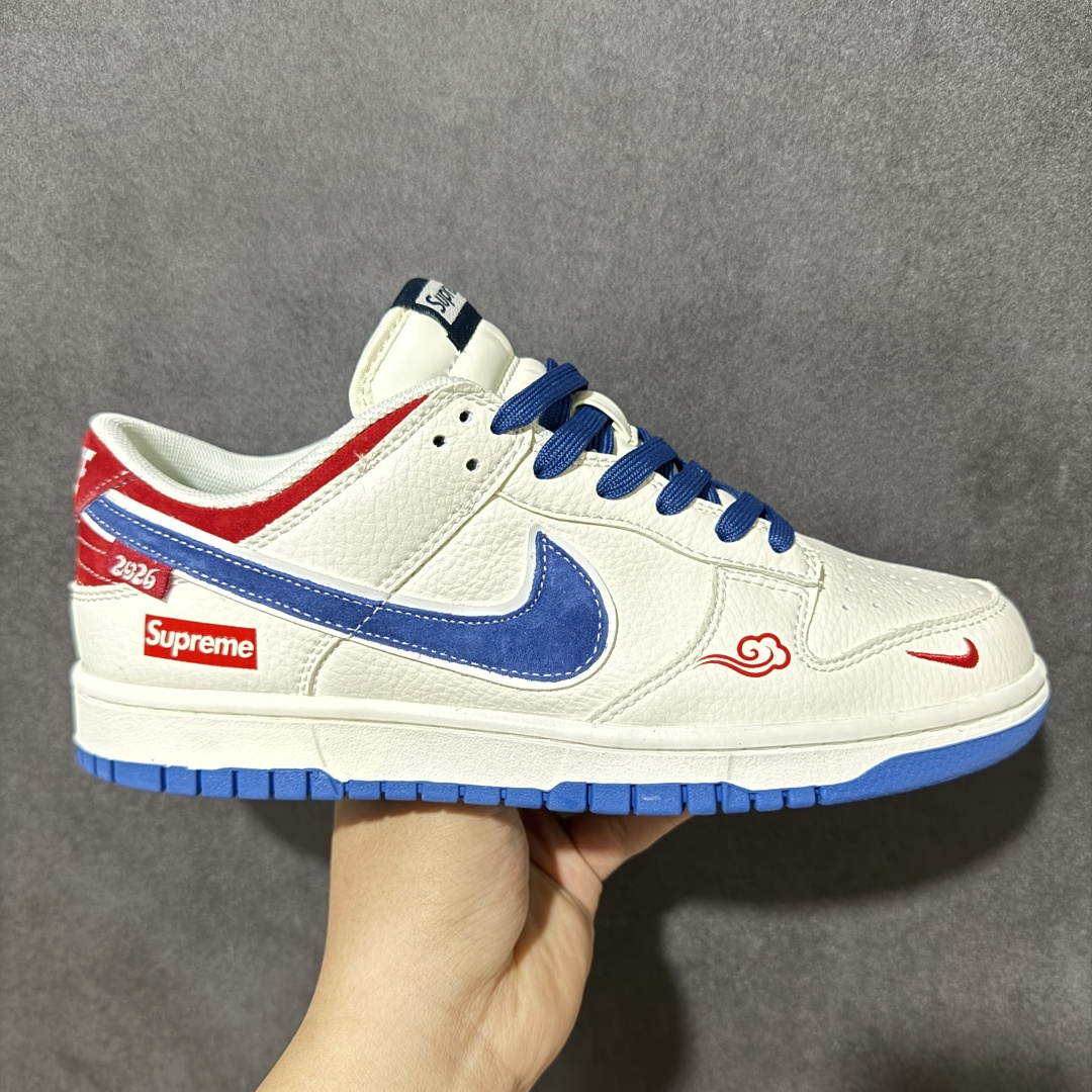 【定制版】Nike Dunk × Supreme 2026限定款 白蓝红撞色直击复古潮流魂，后跟Supreme标识+祥云刺绣，把东方韵味和街头态度焊在鞋上！ 2026专属年份标，脚感软弹，日常出街/球场耍帅都能打，上脚就是行走的潮流范本 货号： XZ5899-117 尺码： 36 36.5 37.5 38 38.5 39 40 40.5 41 42 42.5 43 44 44.5 45-选品中心