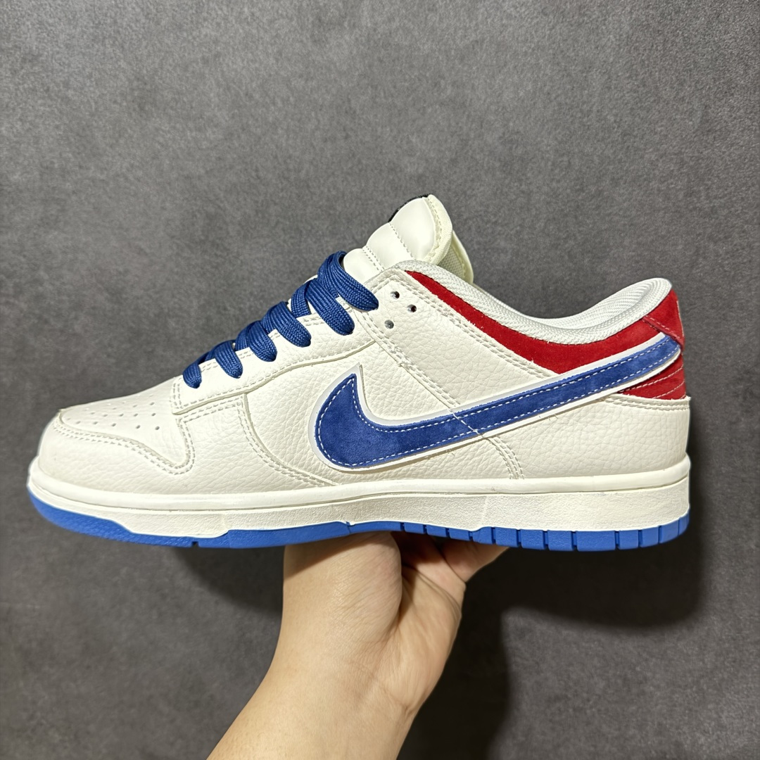 图片[2]-【定制版】Nike Dunk × Supreme 2026限定款 白蓝红撞色直击复古潮流魂，后跟Supreme标识+祥云刺绣，把东方韵味和街头态度焊在鞋上！ 2026专属年份标，脚感软弹，日常出街/球场耍帅都能打，上脚就是行走的潮流范本 货号： XZ5899-117 尺码： 36 36.5 37.5 38 38.5 39 40 40.5 41 42 42.5 43 44 44.5 45-选品中心