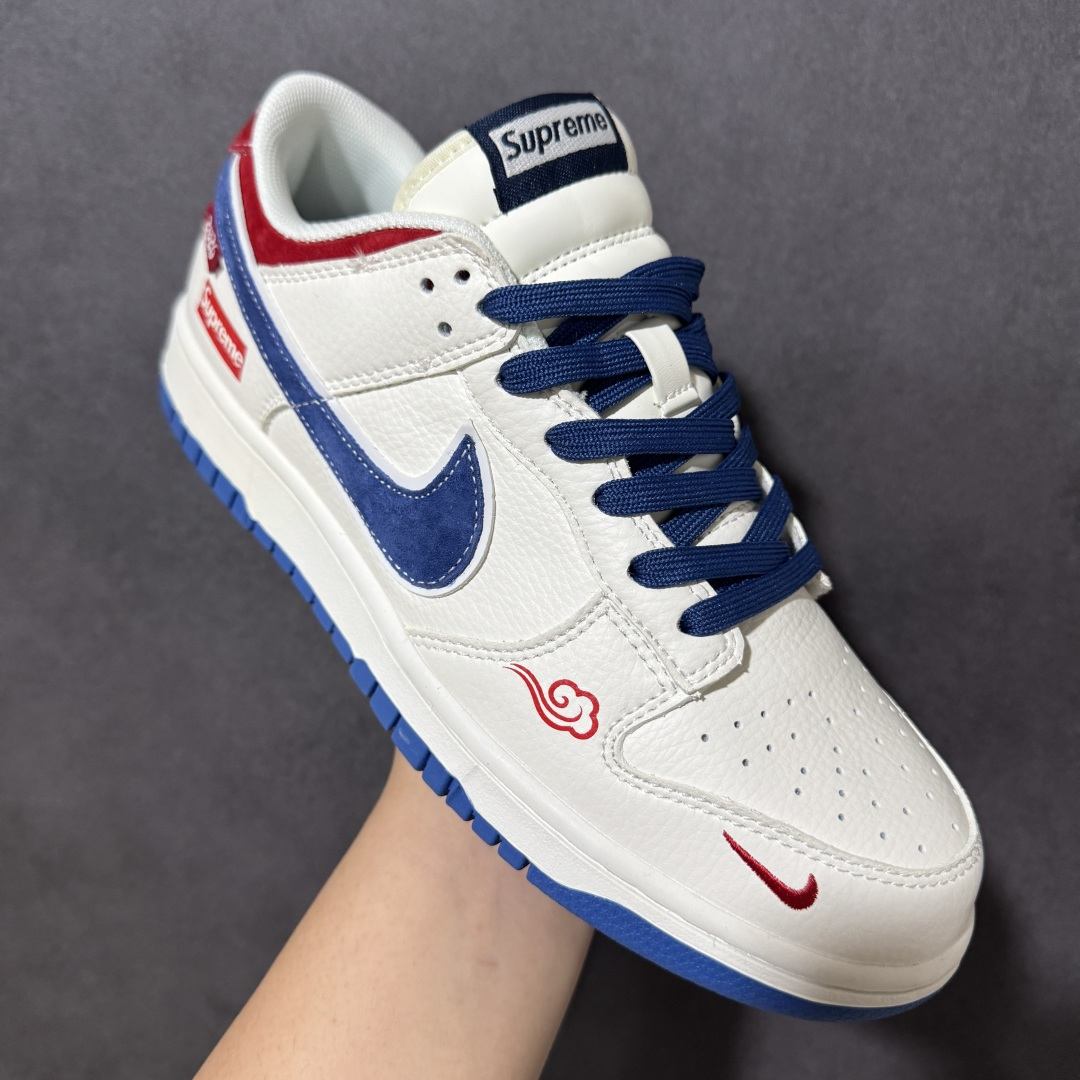 图片[3]-【定制版】Nike Dunk × Supreme 2026限定款 白蓝红撞色直击复古潮流魂，后跟Supreme标识+祥云刺绣，把东方韵味和街头态度焊在鞋上！ 2026专属年份标，脚感软弹，日常出街/球场耍帅都能打，上脚就是行走的潮流范本 货号： XZ5899-117 尺码： 36 36.5 37.5 38 38.5 39 40 40.5 41 42 42.5 43 44 44.5 45-选品中心