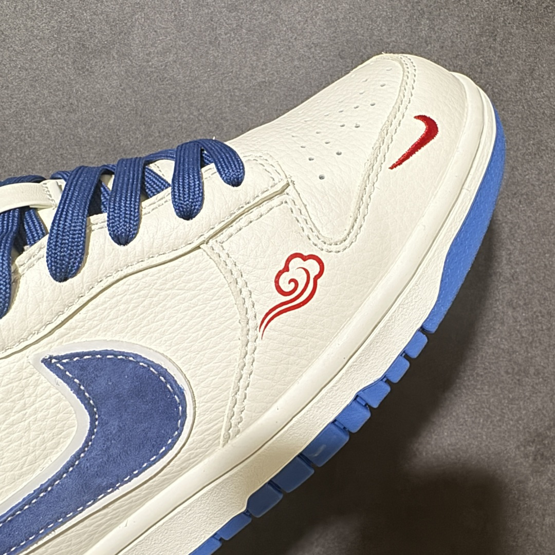 图片[7]-【定制版】Nike Dunk × Supreme 2026限定款 白蓝红撞色直击复古潮流魂，后跟Supreme标识+祥云刺绣，把东方韵味和街头态度焊在鞋上！ 2026专属年份标，脚感软弹，日常出街/球场耍帅都能打，上脚就是行走的潮流范本 货号： XZ5899-117 尺码： 36 36.5 37.5 38 38.5 39 40 40.5 41 42 42.5 43 44 44.5 45-选品中心
