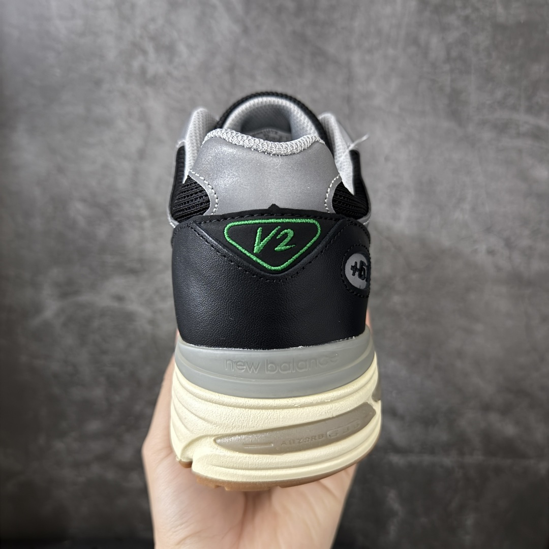 图片[4]-【总裁版本】UP THERE x New Balance NB991V2 第一代总统复古慢跑鞋联名 黑灰 U991UT2 正确3M反光细节 原楦原纸版开发 正确6层组合底模精密开发 后跟透明TPU水晶装饰条稳固 沿用了引以为傲的跑鞋手工技艺 采用猪皮绒面并包裹局部透气网面的鞋身设计 菱网鞋舌上刻有New Balance USA 鞋面依旧身着经典的大热之灰 彰显了其高端的品质身份 尺码：36 37 37.5 38 38.5 39 40 40.5 41.5 42 42.5 43 44 45 46.5-选品中心