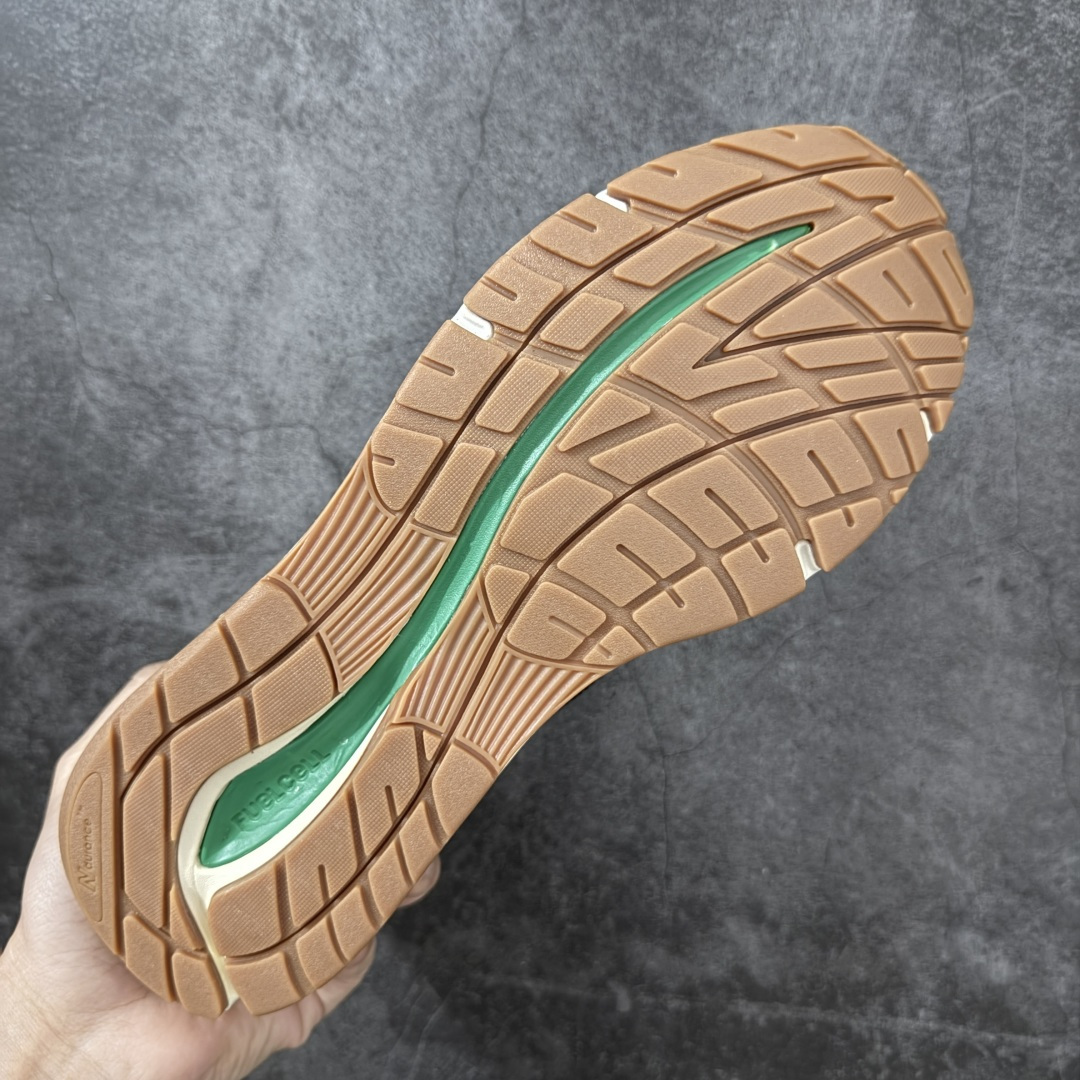 图片[9]-【总裁版本】UP THERE x New Balance NB991V2 第一代总统复古慢跑鞋联名 黑灰 U991UT2 正确3M反光细节 原楦原纸版开发 正确6层组合底模精密开发 后跟透明TPU水晶装饰条稳固 沿用了引以为傲的跑鞋手工技艺 采用猪皮绒面并包裹局部透气网面的鞋身设计 菱网鞋舌上刻有New Balance USA 鞋面依旧身着经典的大热之灰 彰显了其高端的品质身份 尺码：36 37 37.5 38 38.5 39 40 40.5 41.5 42 42.5 43 44 45 46.5-选品中心