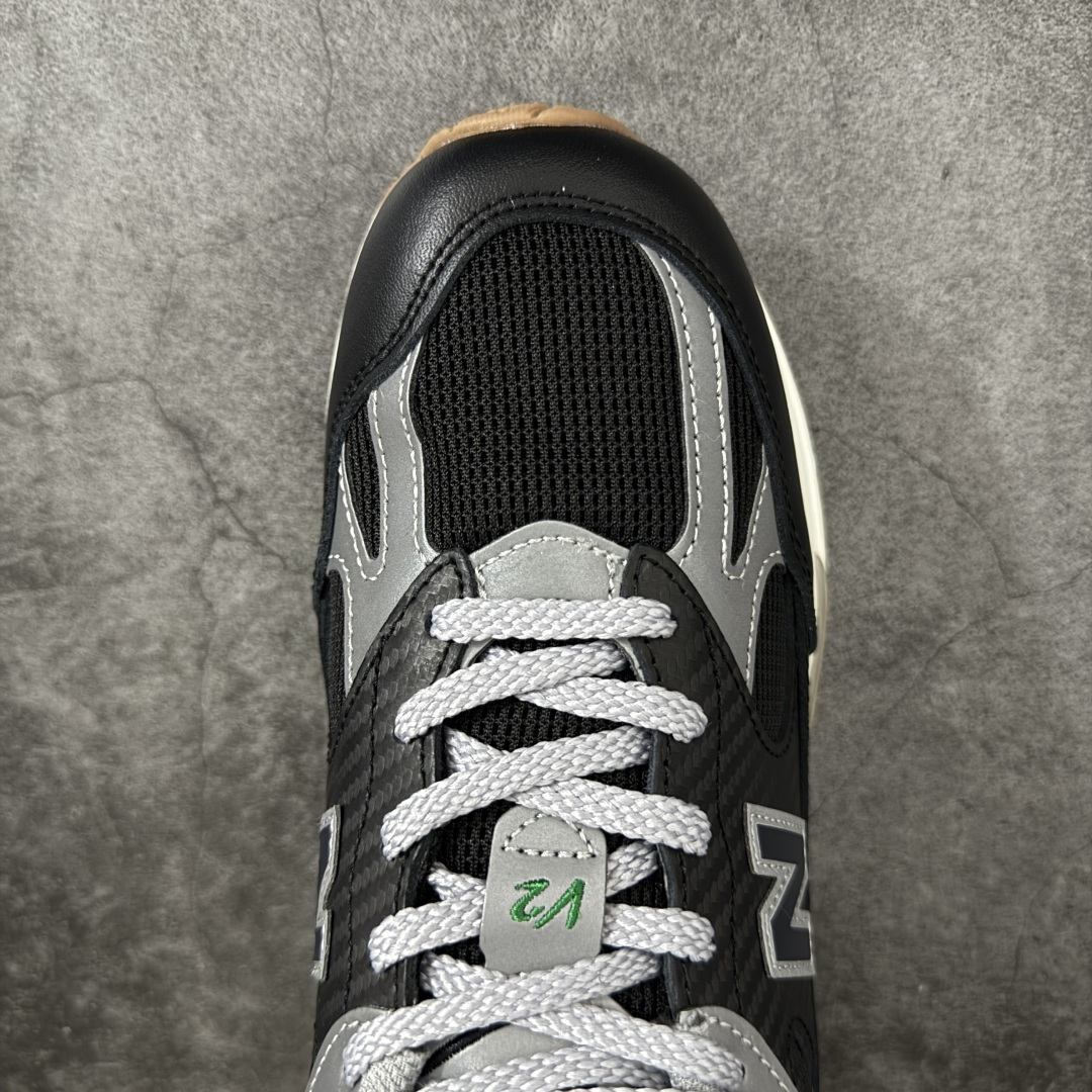图片[5]-【总裁版本】UP THERE x New Balance NB991V2 第一代总统复古慢跑鞋联名 黑灰 U991UT2 正确3M反光细节 原楦原纸版开发 正确6层组合底模精密开发 后跟透明TPU水晶装饰条稳固 沿用了引以为傲的跑鞋手工技艺 采用猪皮绒面并包裹局部透气网面的鞋身设计 菱网鞋舌上刻有New Balance USA 鞋面依旧身着经典的大热之灰 彰显了其高端的品质身份 尺码：36 37 37.5 38 38.5 39 40 40.5 41.5 42 42.5 43 44 45 46.5-选品中心