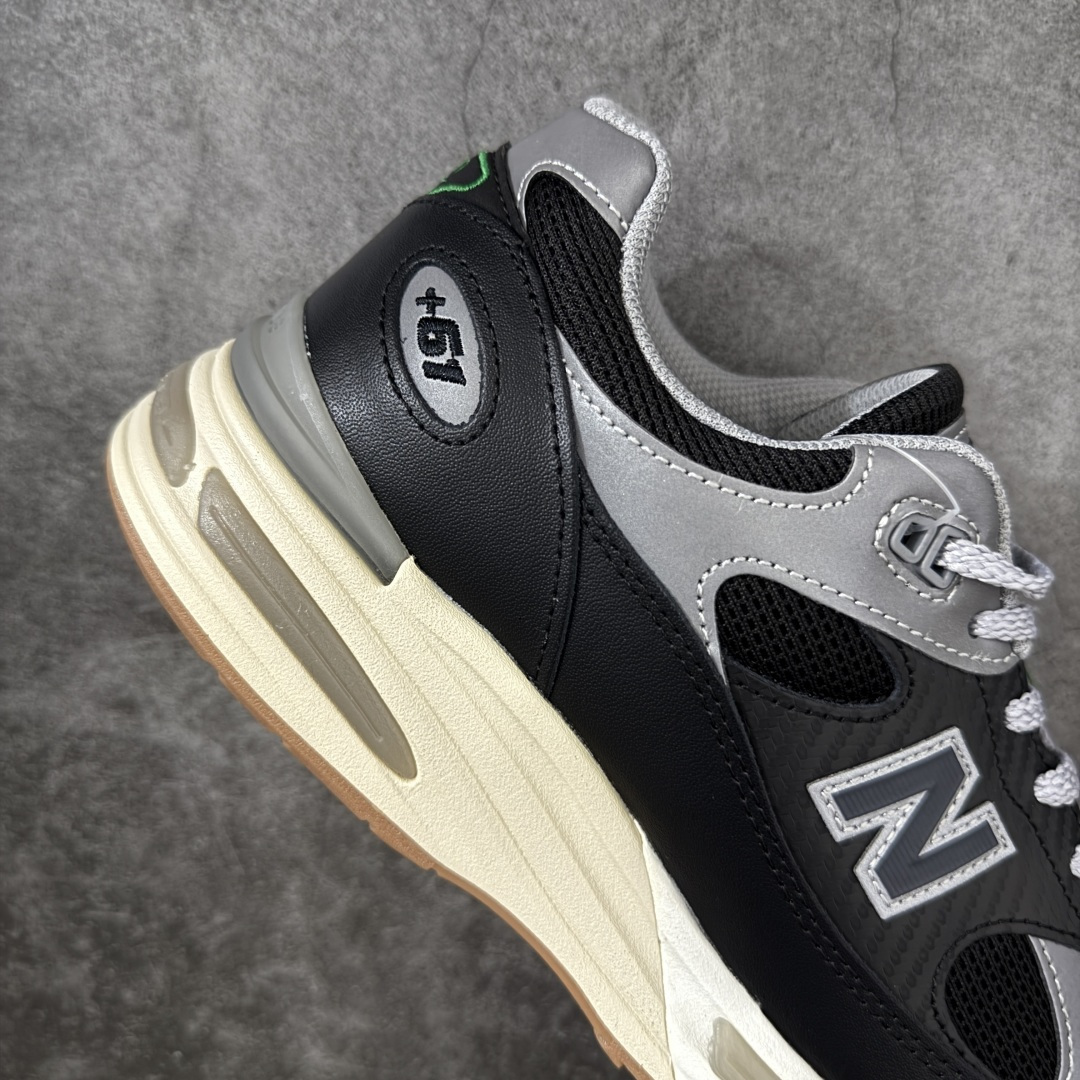 图片[7]-【总裁版本】UP THERE x New Balance NB991V2 第一代总统复古慢跑鞋联名 黑灰 U991UT2 正确3M反光细节 原楦原纸版开发 正确6层组合底模精密开发 后跟透明TPU水晶装饰条稳固 沿用了引以为傲的跑鞋手工技艺 采用猪皮绒面并包裹局部透气网面的鞋身设计 菱网鞋舌上刻有New Balance USA 鞋面依旧身着经典的大热之灰 彰显了其高端的品质身份 尺码：36 37 37.5 38 38.5 39 40 40.5 41.5 42 42.5 43 44 45 46.5-选品中心