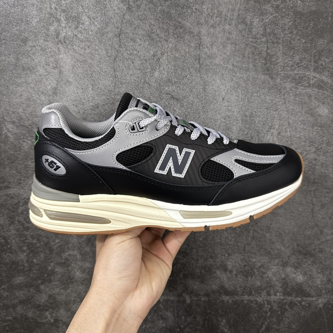 【总裁版本】UP THERE x New Balance NB991V2 第一代总统复古慢跑鞋联名 黑灰 U991UT2 正确3M反光细节 原楦原纸版开发 正确6层组合底模精密开发 后跟透明TPU水晶装饰条稳固 沿用了引以为傲的跑鞋手工技艺 采用猪皮绒面并包裹局部透气网面的鞋身设计 菱网鞋舌上刻有New Balance USA 鞋面依旧身着经典的大热之灰 彰显了其高端的品质身份 尺码：36 37 37.5 38 38.5 39 40 40.5 41.5 42 42.5 43 44 45 46.5-选品中心