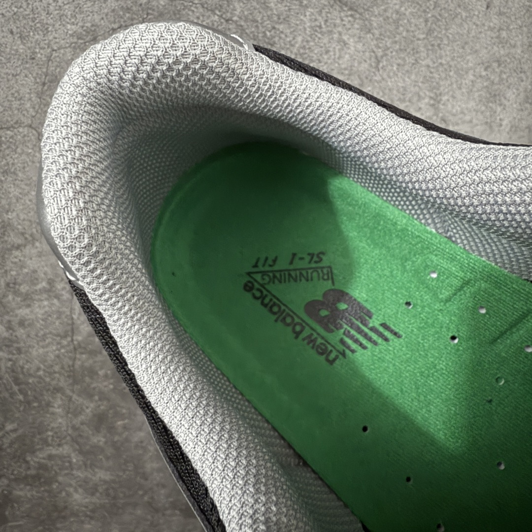 图片[8]-【总裁版本】UP THERE x New Balance NB991V2 第一代总统复古慢跑鞋联名 黑灰 U991UT2 正确3M反光细节 原楦原纸版开发 正确6层组合底模精密开发 后跟透明TPU水晶装饰条稳固 沿用了引以为傲的跑鞋手工技艺 采用猪皮绒面并包裹局部透气网面的鞋身设计 菱网鞋舌上刻有New Balance USA 鞋面依旧身着经典的大热之灰 彰显了其高端的品质身份 尺码：36 37 37.5 38 38.5 39 40 40.5 41.5 42 42.5 43 44 45 46.5-选品中心