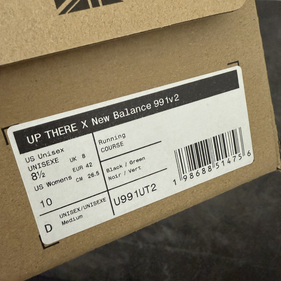 图片[10]-【总裁版本】UP THERE x New Balance NB991V2 第一代总统复古慢跑鞋联名 黑灰 U991UT2 正确3M反光细节 原楦原纸版开发 正确6层组合底模精密开发 后跟透明TPU水晶装饰条稳固 沿用了引以为傲的跑鞋手工技艺 采用猪皮绒面并包裹局部透气网面的鞋身设计 菱网鞋舌上刻有New Balance USA 鞋面依旧身着经典的大热之灰 彰显了其高端的品质身份 尺码：36 37 37.5 38 38.5 39 40 40.5 41.5 42 42.5 43 44 45 46.5-选品中心