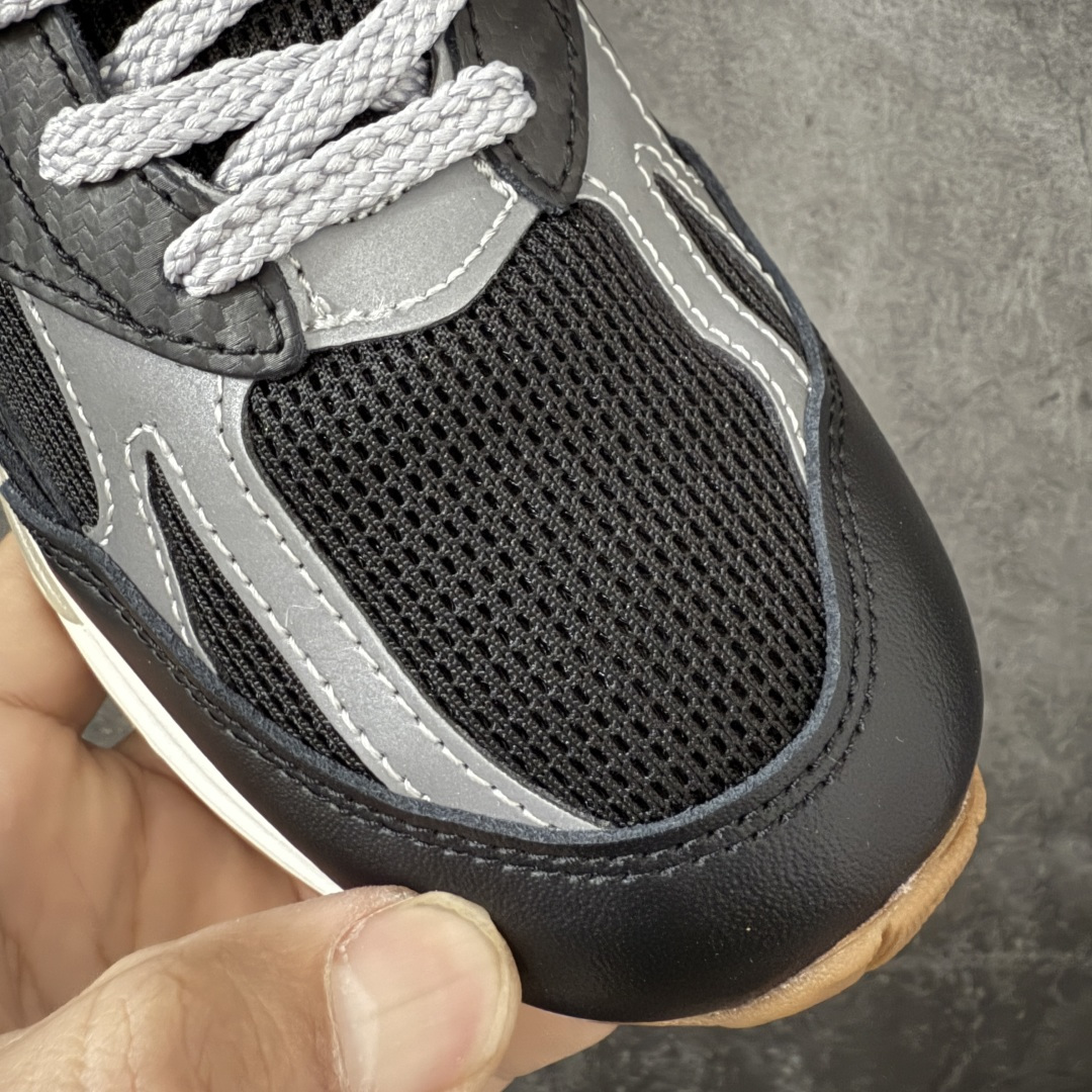 图片[5]-【总裁版本】UP THERE x New Balance NB991V2 第一代总统复古慢跑鞋联名 黑灰 U991UT2 正确3M反光细节 原楦原纸版开发 正确6层组合底模精密开发 后跟透明TPU水晶装饰条稳固 沿用了引以为傲的跑鞋手工技艺 采用猪皮绒面并包裹局部透气网面的鞋身设计 菱网鞋舌上刻有New Balance USA 鞋面依旧身着经典的大热之灰 彰显了其高端的品质身份 尺码：36 37 37.5 38 38.5 39 40 40.5 41.5 42 42.5 43 44 45 46.5-选品中心