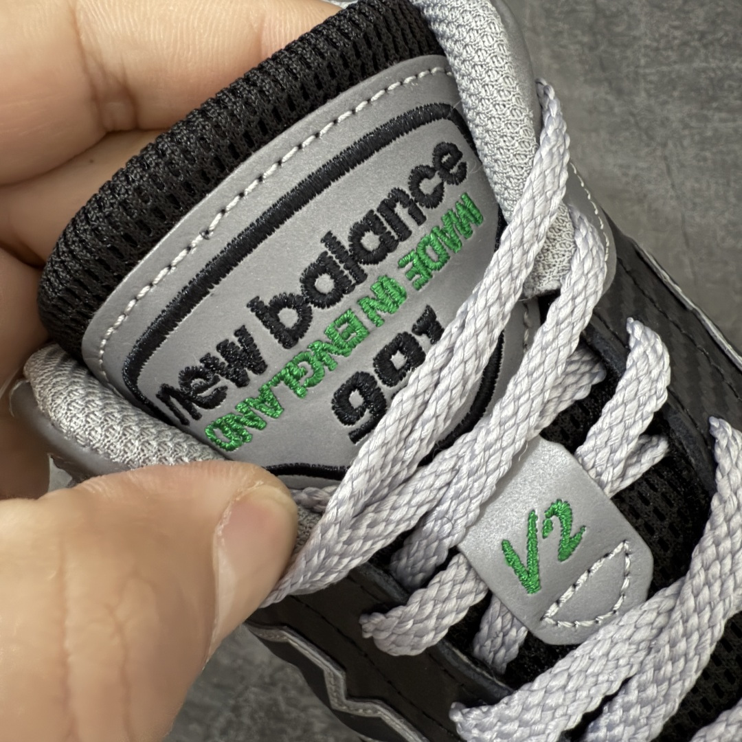 图片[6]-【总裁版本】UP THERE x New Balance NB991V2 第一代总统复古慢跑鞋联名 黑灰 U991UT2 正确3M反光细节 原楦原纸版开发 正确6层组合底模精密开发 后跟透明TPU水晶装饰条稳固 沿用了引以为傲的跑鞋手工技艺 采用猪皮绒面并包裹局部透气网面的鞋身设计 菱网鞋舌上刻有New Balance USA 鞋面依旧身着经典的大热之灰 彰显了其高端的品质身份 尺码：36 37 37.5 38 38.5 39 40 40.5 41.5 42 42.5 43 44 45 46.5-选品中心