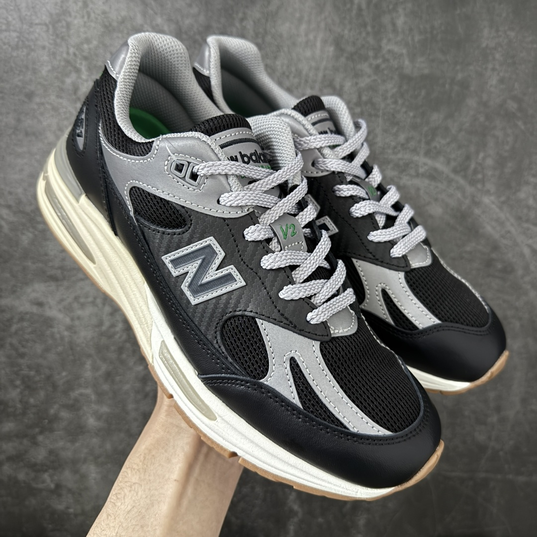 【总裁版本】UP THERE x New Balance NB991V2 第一代总统复古慢跑鞋联名 黑灰 U991UT2 正确3M反光细节 原楦原纸版开发 正确6层组合底模精密开发 后跟透明TPU水晶装饰条稳固 沿用了引以为傲的跑鞋手工技艺 采用猪皮绒面并包裹局部透气网面的鞋身设计 菱网鞋舌上刻有New Balance USA 鞋面依旧身着经典的大热之灰 彰显了其高端的品质身份 尺码：36 37 37.5 38 38.5 39 40 40.5 41.5 42 42.5 43 44 45 46.5-选品中心