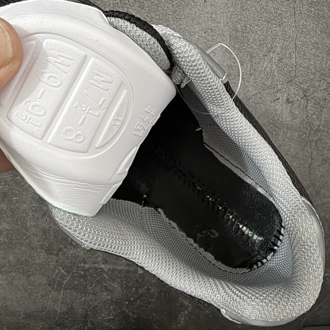 图片[9]-【总裁版本】UP THERE x New Balance NB991V2 第一代总统复古慢跑鞋联名 黑灰 U991UT2 正确3M反光细节 原楦原纸版开发 正确6层组合底模精密开发 后跟透明TPU水晶装饰条稳固 沿用了引以为傲的跑鞋手工技艺 采用猪皮绒面并包裹局部透气网面的鞋身设计 菱网鞋舌上刻有New Balance USA 鞋面依旧身着经典的大热之灰 彰显了其高端的品质身份 尺码：36 37 37.5 38 38.5 39 40 40.5 41.5 42 42.5 43 44 45 46.5-选品中心