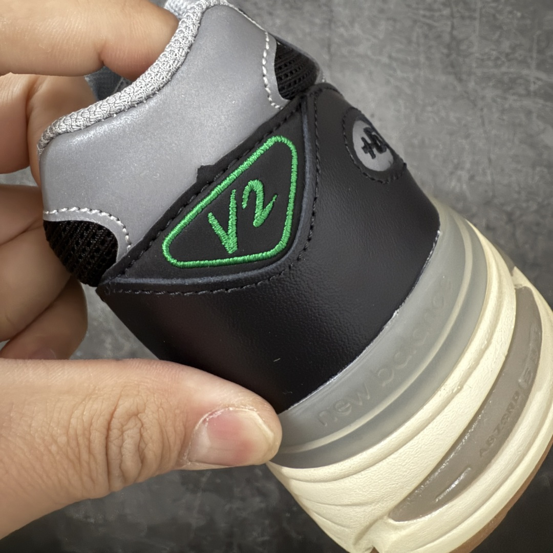 图片[2]-【总裁版本】UP THERE x New Balance NB991V2 第一代总统复古慢跑鞋联名 黑灰 U991UT2 正确3M反光细节 原楦原纸版开发 正确6层组合底模精密开发 后跟透明TPU水晶装饰条稳固 沿用了引以为傲的跑鞋手工技艺 采用猪皮绒面并包裹局部透气网面的鞋身设计 菱网鞋舌上刻有New Balance USA 鞋面依旧身着经典的大热之灰 彰显了其高端的品质身份 尺码：36 37 37.5 38 38.5 39 40 40.5 41.5 42 42.5 43 44 45 46.5-选品中心