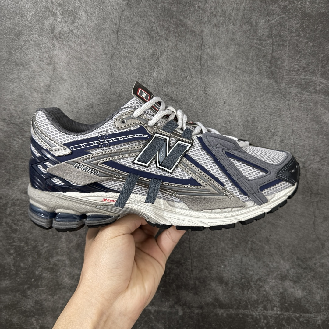 【纯原版】NB新百伦New Balance NB1906 U19064F6系列复古老爹风休闲运动慢跑鞋 采用轻质牛剖革拼接透气网眼衬垫织物鞋面材质#T-Beam大底提供足步弓支撑，保持步态稳定#后跟搭载外露缓震胶 鞋身整体以各种深浅不一的灰色覆盖，鞋头以淡蓝色调装饰，网眼衬垫通过不规律的色块实现做旧的美感，泛黄的鞋底更是进一步增添了复古气息。 尺码：36 37 37.5 38 38.5 39.5 40 40.5 41.5 42 42.5 43 44 45 46.5-选品中心