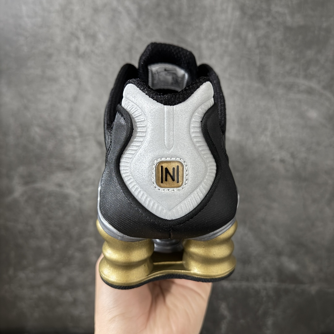 图片[4]-【Max纯原版】原版开发 Nike Shox TL系列 黑金色 BV1388-001 NK Shox TL系列 复古舒适百搭防滑耐磨低邦柱形气垫休闲跑步鞋 鞋面采用了轻质化的材料打造，搭载鞋带系带系统以及鞋舌部分的特殊控制模块，科技感十足；采用透气纺织品和网眼鞋面与标志性的Nike Shox技术，同时提供更轻盈的感觉和大胆的外观；鞋身大面积采用织物与皮革材质拼接设计，搭配Dri-FITz透气网面，透气性拉满不闷脚。中底前掌搭载Air Max科技，后掌配置Shoxy缓震气柱，前掌气垫提供灵敏回弹，中底的气柱设计也很加分，外观上科技感十足；设计彰显个性，复古造型适配多种穿搭风格。 尺码：39 40 40.5 41 42 42.5 43 44 44.5 45 45.5 46 46.5 47.5-选品中心