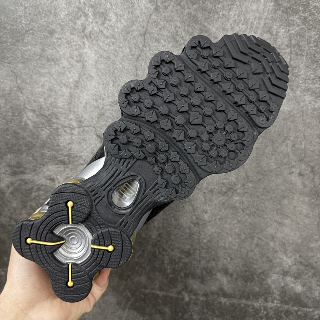 图片[9]-【Max纯原版】原版开发 Nike Shox TL系列 黑金色 BV1388-001 NK Shox TL系列 复古舒适百搭防滑耐磨低邦柱形气垫休闲跑步鞋 鞋面采用了轻质化的材料打造，搭载鞋带系带系统以及鞋舌部分的特殊控制模块，科技感十足；采用透气纺织品和网眼鞋面与标志性的Nike Shox技术，同时提供更轻盈的感觉和大胆的外观；鞋身大面积采用织物与皮革材质拼接设计，搭配Dri-FITz透气网面，透气性拉满不闷脚。中底前掌搭载Air Max科技，后掌配置Shoxy缓震气柱，前掌气垫提供灵敏回弹，中底的气柱设计也很加分，外观上科技感十足；设计彰显个性，复古造型适配多种穿搭风格。 尺码：39 40 40.5 41 42 42.5 43 44 44.5 45 45.5 46 46.5 47.5-选品中心