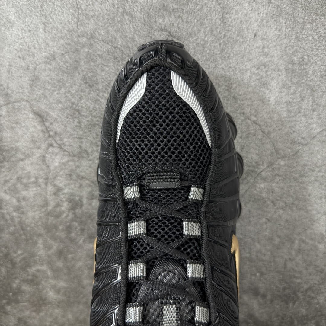 图片[5]-【Max纯原版】原版开发 Nike Shox TL系列 黑金色 BV1388-001 NK Shox TL系列 复古舒适百搭防滑耐磨低邦柱形气垫休闲跑步鞋 鞋面采用了轻质化的材料打造，搭载鞋带系带系统以及鞋舌部分的特殊控制模块，科技感十足；采用透气纺织品和网眼鞋面与标志性的Nike Shox技术，同时提供更轻盈的感觉和大胆的外观；鞋身大面积采用织物与皮革材质拼接设计，搭配Dri-FITz透气网面，透气性拉满不闷脚。中底前掌搭载Air Max科技，后掌配置Shoxy缓震气柱，前掌气垫提供灵敏回弹，中底的气柱设计也很加分，外观上科技感十足；设计彰显个性，复古造型适配多种穿搭风格。 尺码：39 40 40.5 41 42 42.5 43 44 44.5 45 45.5 46 46.5 47.5-选品中心