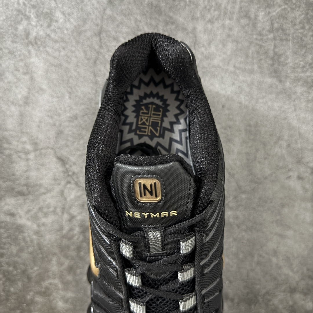 图片[8]-【Max纯原版】原版开发 Nike Shox TL系列 黑金色 BV1388-001 NK Shox TL系列 复古舒适百搭防滑耐磨低邦柱形气垫休闲跑步鞋 鞋面采用了轻质化的材料打造，搭载鞋带系带系统以及鞋舌部分的特殊控制模块，科技感十足；采用透气纺织品和网眼鞋面与标志性的Nike Shox技术，同时提供更轻盈的感觉和大胆的外观；鞋身大面积采用织物与皮革材质拼接设计，搭配Dri-FITz透气网面，透气性拉满不闷脚。中底前掌搭载Air Max科技，后掌配置Shoxy缓震气柱，前掌气垫提供灵敏回弹，中底的气柱设计也很加分，外观上科技感十足；设计彰显个性，复古造型适配多种穿搭风格。 尺码：39 40 40.5 41 42 42.5 43 44 44.5 45 45.5 46 46.5 47.5-选品中心