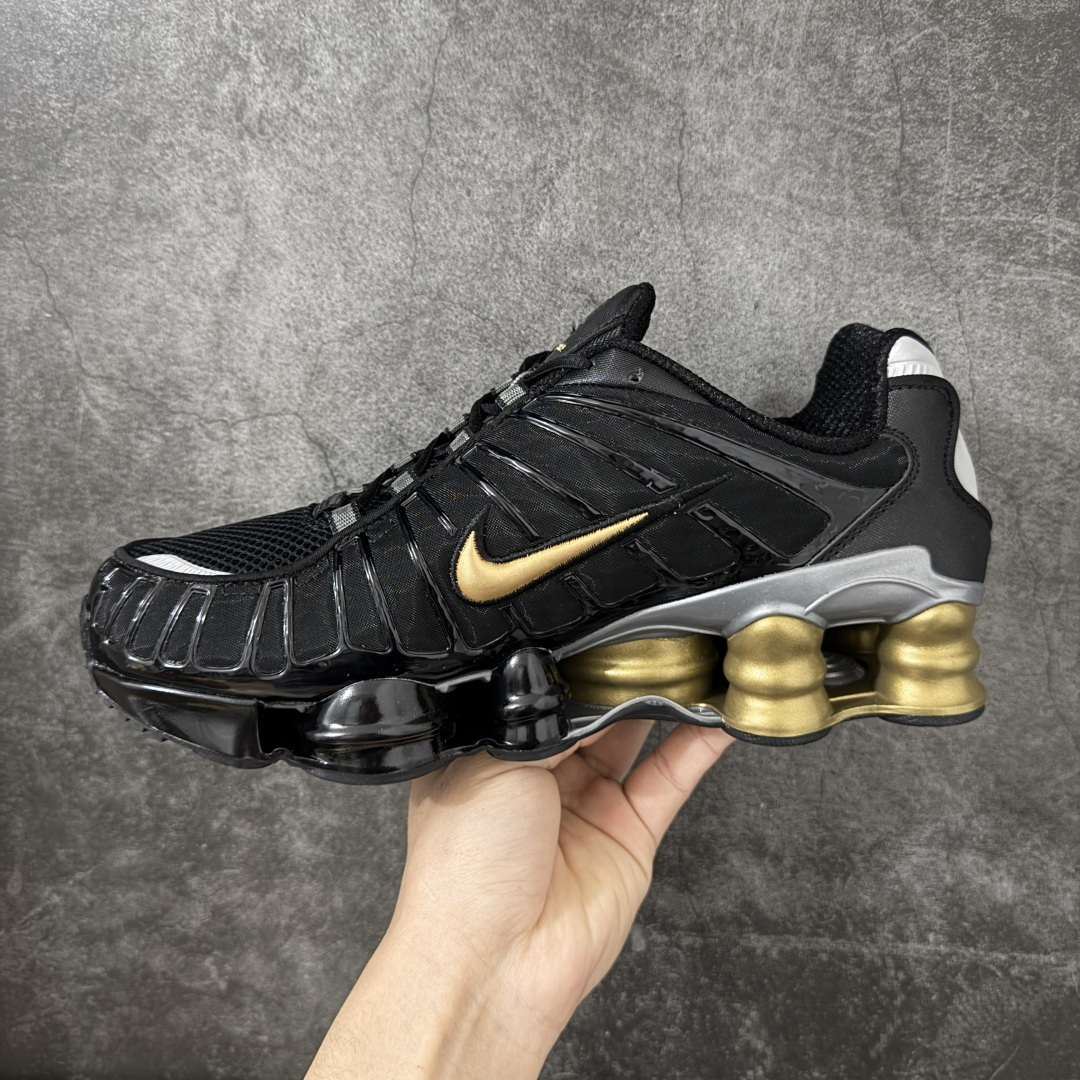 图片[2]-【Max纯原版】原版开发 Nike Shox TL系列 黑金色 BV1388-001 NK Shox TL系列 复古舒适百搭防滑耐磨低邦柱形气垫休闲跑步鞋 鞋面采用了轻质化的材料打造，搭载鞋带系带系统以及鞋舌部分的特殊控制模块，科技感十足；采用透气纺织品和网眼鞋面与标志性的Nike Shox技术，同时提供更轻盈的感觉和大胆的外观；鞋身大面积采用织物与皮革材质拼接设计，搭配Dri-FITz透气网面，透气性拉满不闷脚。中底前掌搭载Air Max科技，后掌配置Shoxy缓震气柱，前掌气垫提供灵敏回弹，中底的气柱设计也很加分，外观上科技感十足；设计彰显个性，复古造型适配多种穿搭风格。 尺码：39 40 40.5 41 42 42.5 43 44 44.5 45 45.5 46 46.5 47.5-选品中心
