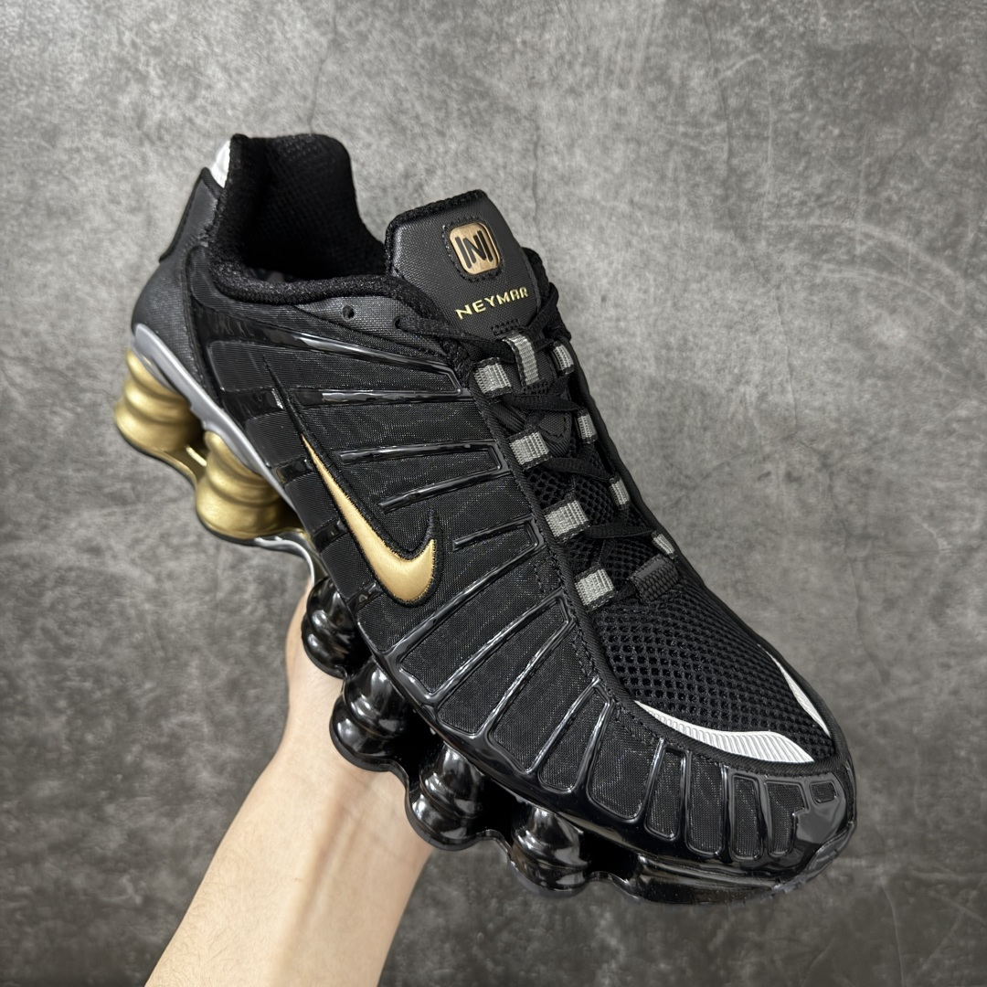 图片[3]-【Max纯原版】原版开发 Nike Shox TL系列 黑金色 BV1388-001 NK Shox TL系列 复古舒适百搭防滑耐磨低邦柱形气垫休闲跑步鞋 鞋面采用了轻质化的材料打造，搭载鞋带系带系统以及鞋舌部分的特殊控制模块，科技感十足；采用透气纺织品和网眼鞋面与标志性的Nike Shox技术，同时提供更轻盈的感觉和大胆的外观；鞋身大面积采用织物与皮革材质拼接设计，搭配Dri-FITz透气网面，透气性拉满不闷脚。中底前掌搭载Air Max科技，后掌配置Shoxy缓震气柱，前掌气垫提供灵敏回弹，中底的气柱设计也很加分，外观上科技感十足；设计彰显个性，复古造型适配多种穿搭风格。 尺码：39 40 40.5 41 42 42.5 43 44 44.5 45 45.5 46 46.5 47.5-选品中心