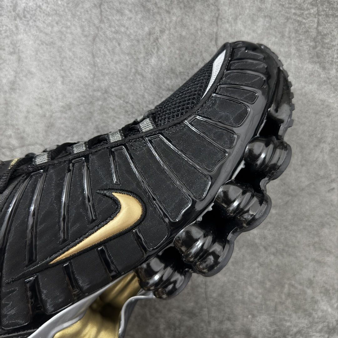 图片[6]-【Max纯原版】原版开发 Nike Shox TL系列 黑金色 BV1388-001 NK Shox TL系列 复古舒适百搭防滑耐磨低邦柱形气垫休闲跑步鞋 鞋面采用了轻质化的材料打造，搭载鞋带系带系统以及鞋舌部分的特殊控制模块，科技感十足；采用透气纺织品和网眼鞋面与标志性的Nike Shox技术，同时提供更轻盈的感觉和大胆的外观；鞋身大面积采用织物与皮革材质拼接设计，搭配Dri-FITz透气网面，透气性拉满不闷脚。中底前掌搭载Air Max科技，后掌配置Shoxy缓震气柱，前掌气垫提供灵敏回弹，中底的气柱设计也很加分，外观上科技感十足；设计彰显个性，复古造型适配多种穿搭风格。 尺码：39 40 40.5 41 42 42.5 43 44 44.5 45 45.5 46 46.5 47.5-选品中心