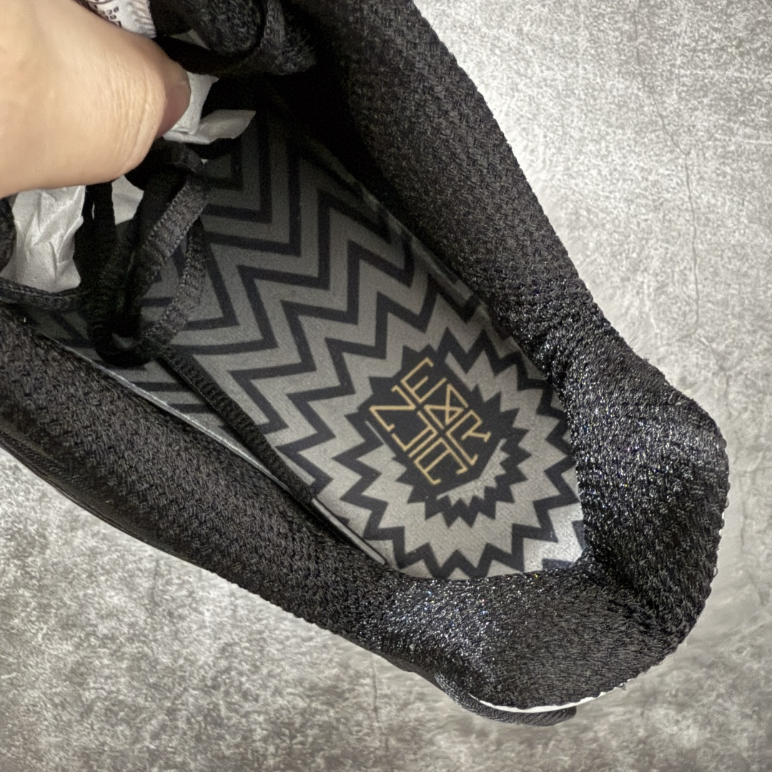 图片[7]-【Max纯原版】原版开发 Nike Shox TL系列 黑金色 BV1388-001 NK Shox TL系列 复古舒适百搭防滑耐磨低邦柱形气垫休闲跑步鞋 鞋面采用了轻质化的材料打造，搭载鞋带系带系统以及鞋舌部分的特殊控制模块，科技感十足；采用透气纺织品和网眼鞋面与标志性的Nike Shox技术，同时提供更轻盈的感觉和大胆的外观；鞋身大面积采用织物与皮革材质拼接设计，搭配Dri-FITz透气网面，透气性拉满不闷脚。中底前掌搭载Air Max科技，后掌配置Shoxy缓震气柱，前掌气垫提供灵敏回弹，中底的气柱设计也很加分，外观上科技感十足；设计彰显个性，复古造型适配多种穿搭风格。 尺码：39 40 40.5 41 42 42.5 43 44 44.5 45 45.5 46 46.5 47.5-选品中心