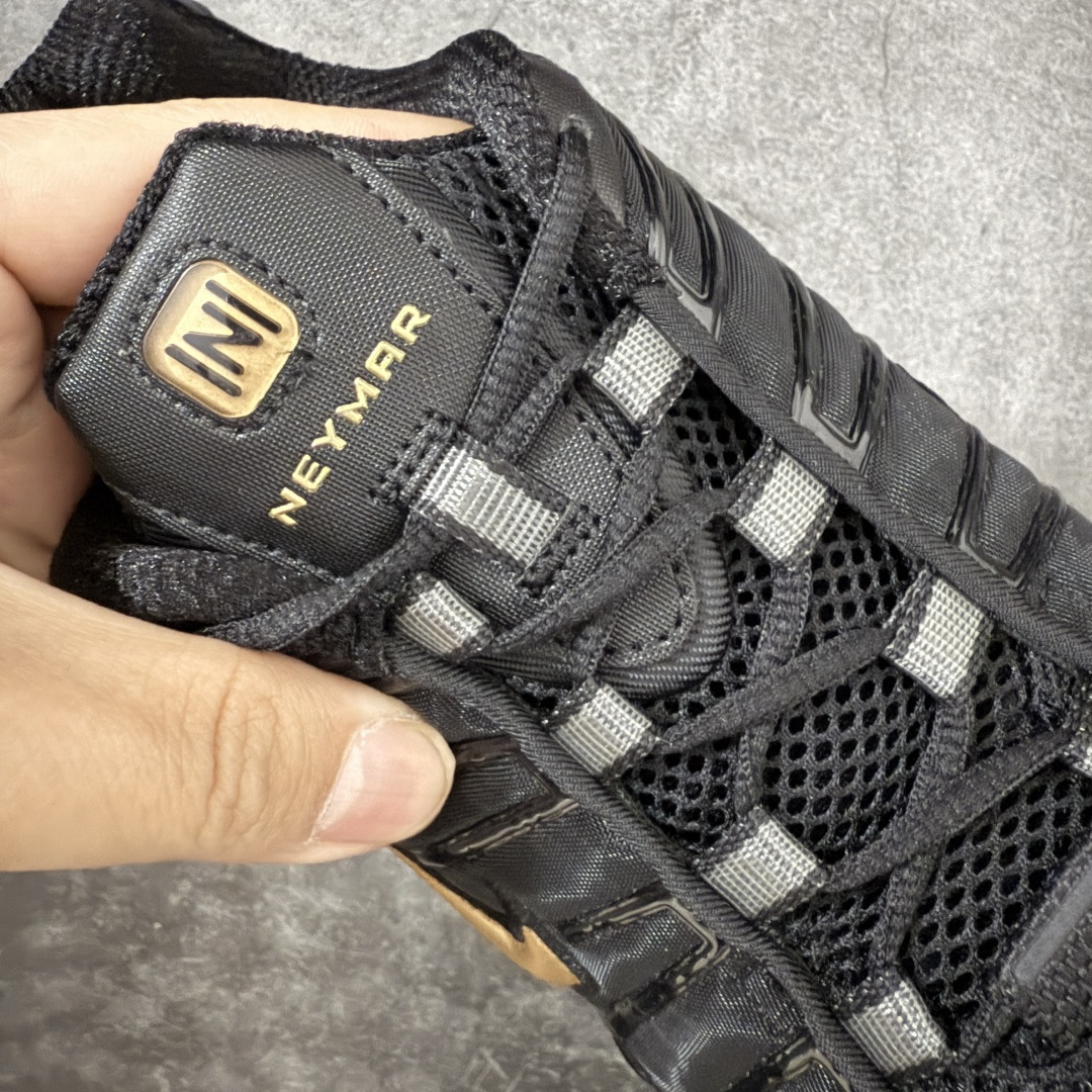 图片[5]-【Max纯原版】原版开发 Nike Shox TL系列 黑金色 BV1388-001 NK Shox TL系列 复古舒适百搭防滑耐磨低邦柱形气垫休闲跑步鞋 鞋面采用了轻质化的材料打造，搭载鞋带系带系统以及鞋舌部分的特殊控制模块，科技感十足；采用透气纺织品和网眼鞋面与标志性的Nike Shox技术，同时提供更轻盈的感觉和大胆的外观；鞋身大面积采用织物与皮革材质拼接设计，搭配Dri-FITz透气网面，透气性拉满不闷脚。中底前掌搭载Air Max科技，后掌配置Shoxy缓震气柱，前掌气垫提供灵敏回弹，中底的气柱设计也很加分，外观上科技感十足；设计彰显个性，复古造型适配多种穿搭风格。 尺码：39 40 40.5 41 42 42.5 43 44 44.5 45 45.5 46 46.5 47.5-选品中心